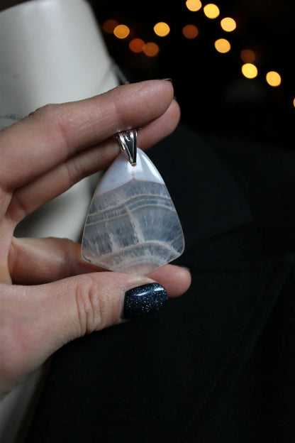 Collier avec agate LEGERES TRACES DE TEINTURE ROSE = PRIX REDUIT - Aurore Lune 