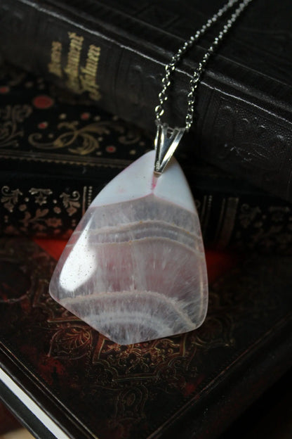 Collier avec agate LEGERES TRACES DE TEINTURE ROSE = PRIX REDUIT - Aurore Lune 