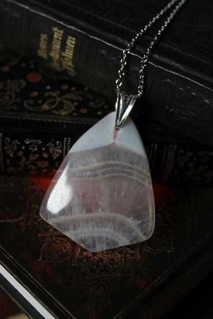 Collier avec agate LEGERES TRACES DE TEINTURE ROSE = PRIX REDUIT - Aurore Lune 