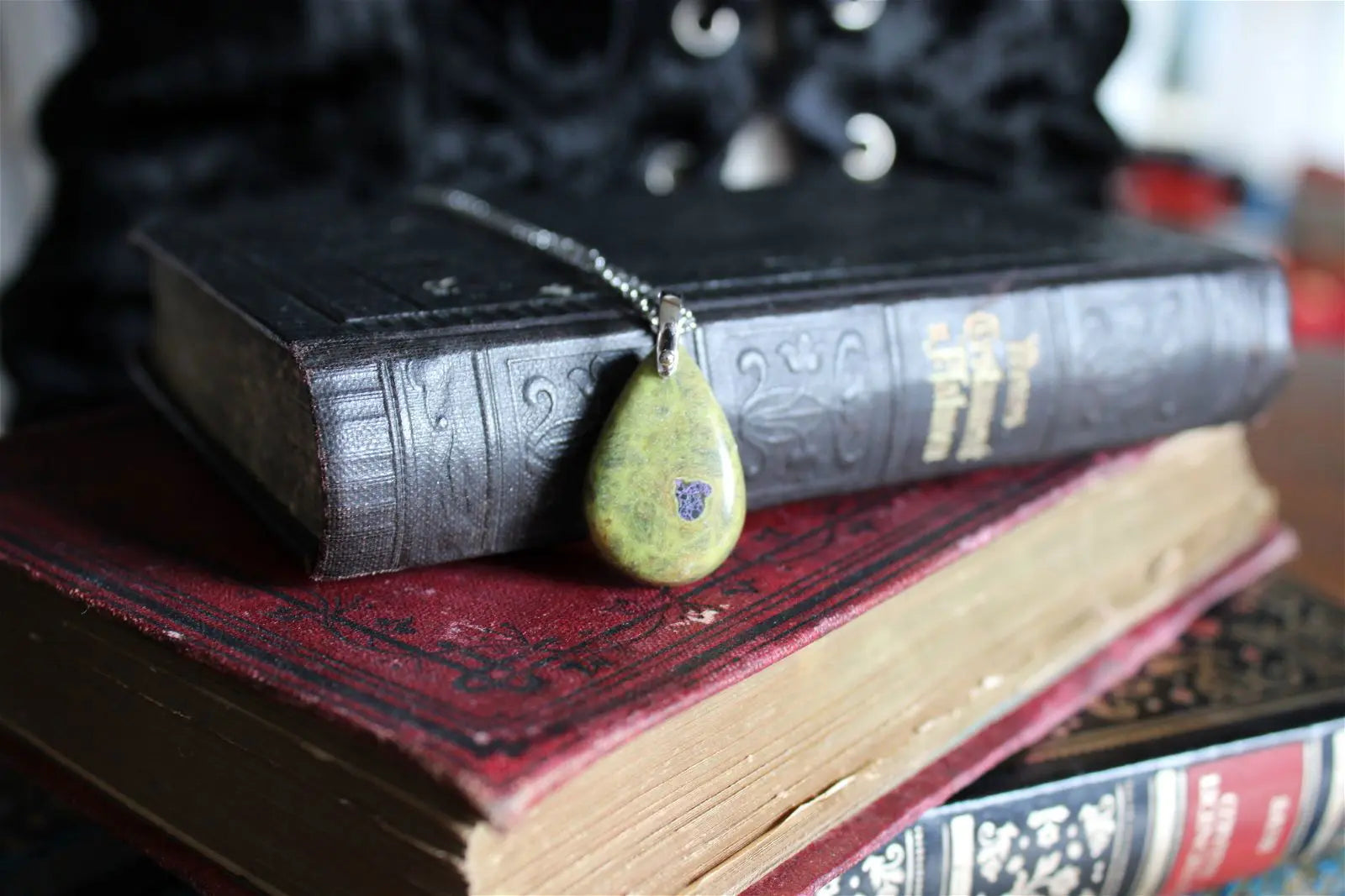 Collier avec atlantisite ou stichtite ou serpentine verte - Aurore Lune 