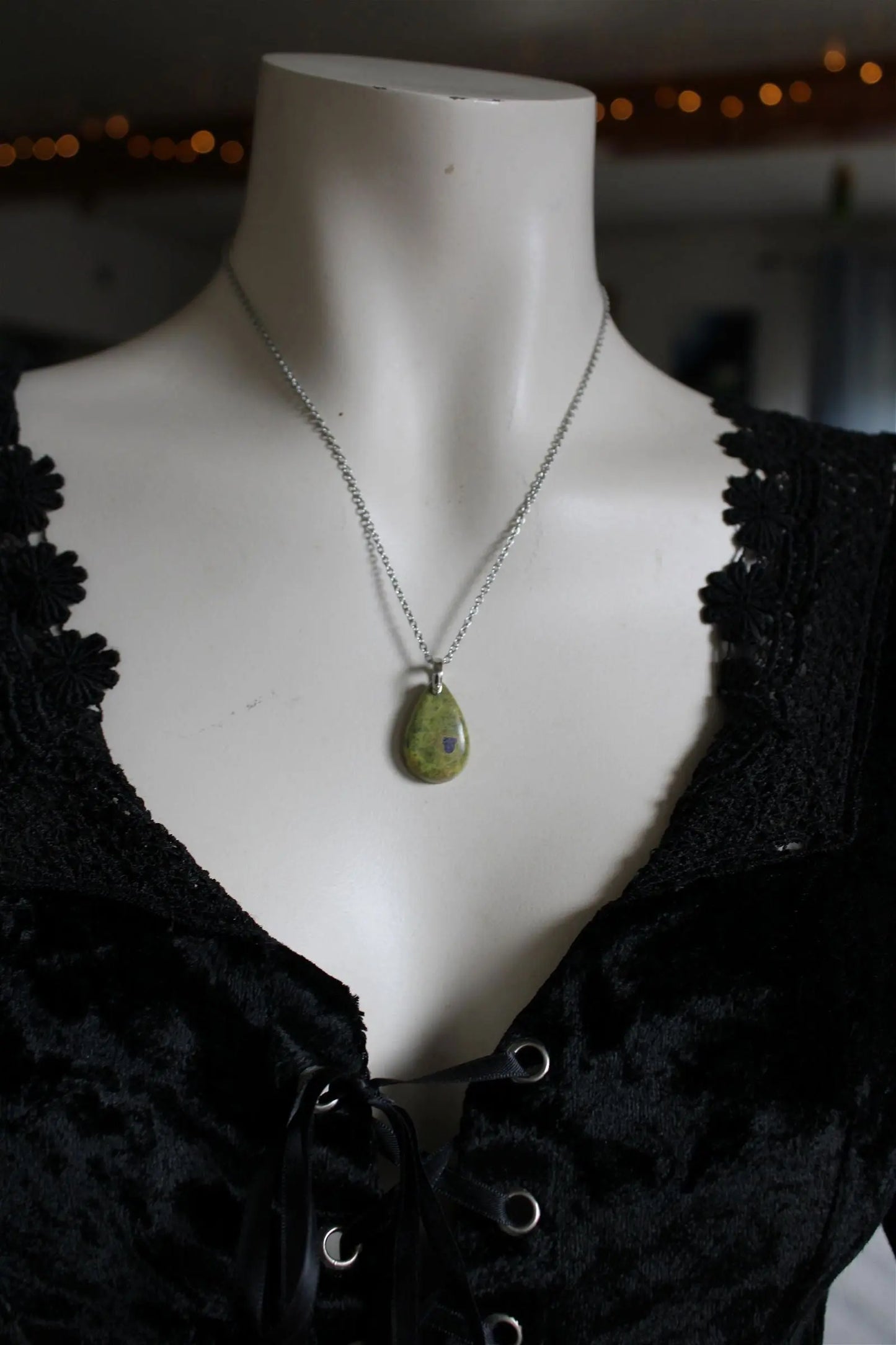 Collier avec atlantisite ou stichtite ou serpentine verte - Aurore Lune 