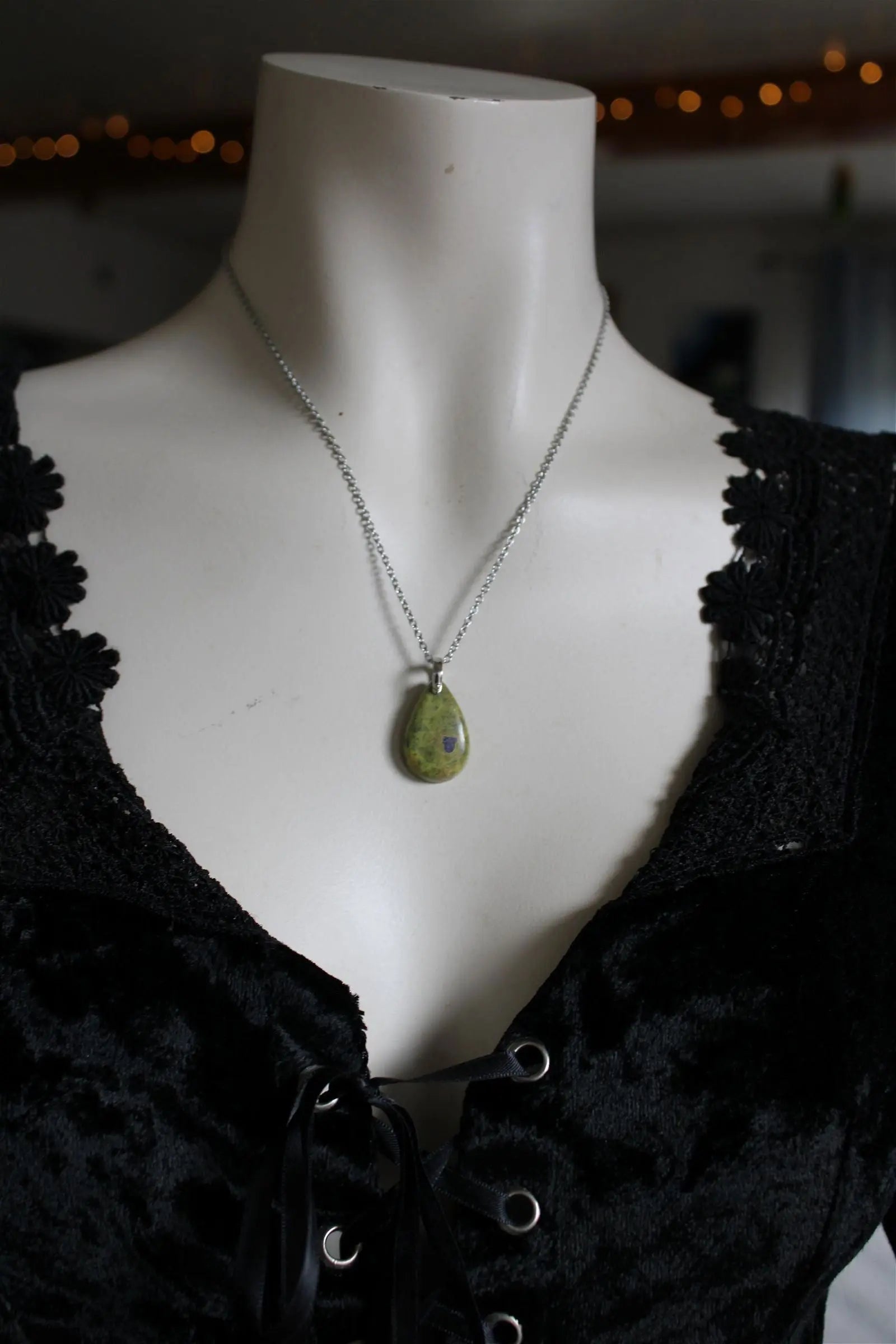 Collier avec atlantisite ou stichtite ou serpentine verte - Aurore Lune 