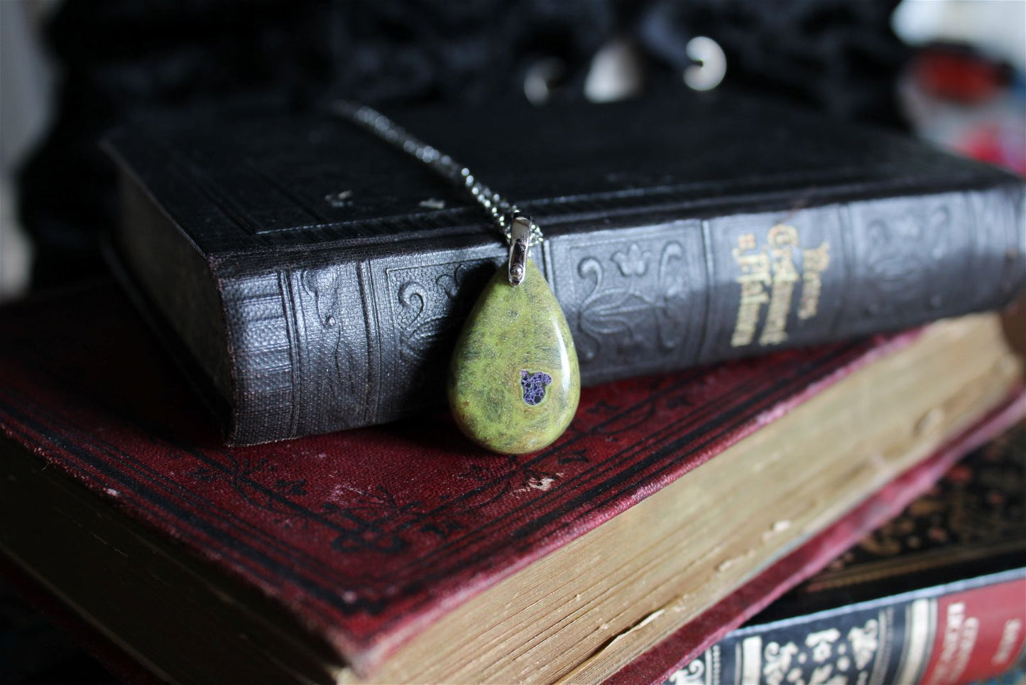 Collier avec atlantisite ou stichtite ou serpentine verte - Aurore Lune 