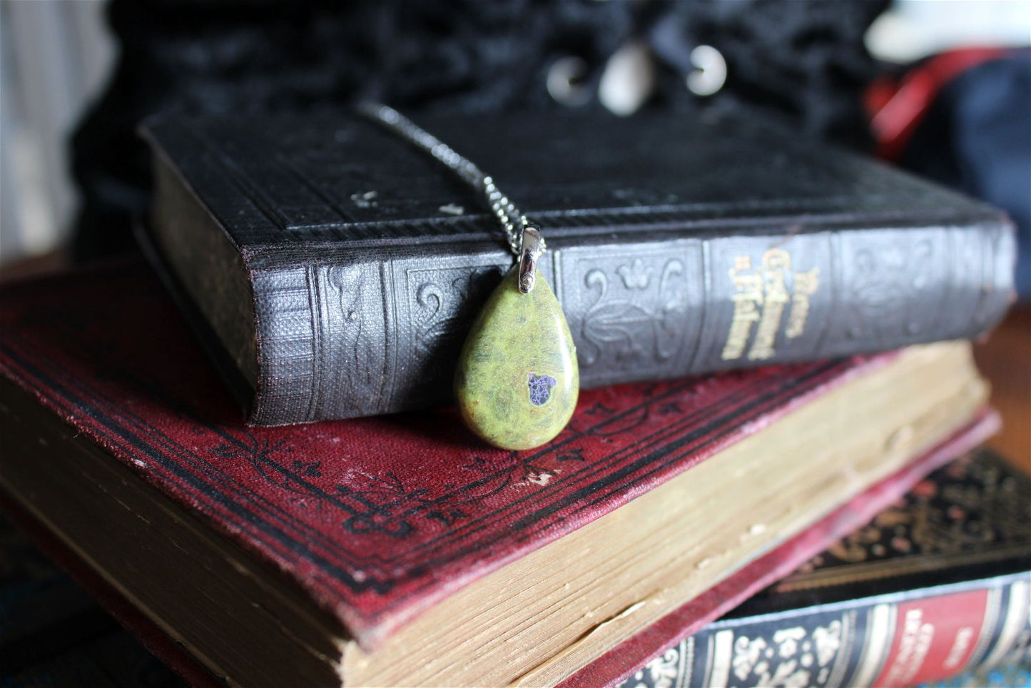 Collier avec atlantisite ou stichtite ou serpentine verte - Aurore Lune 