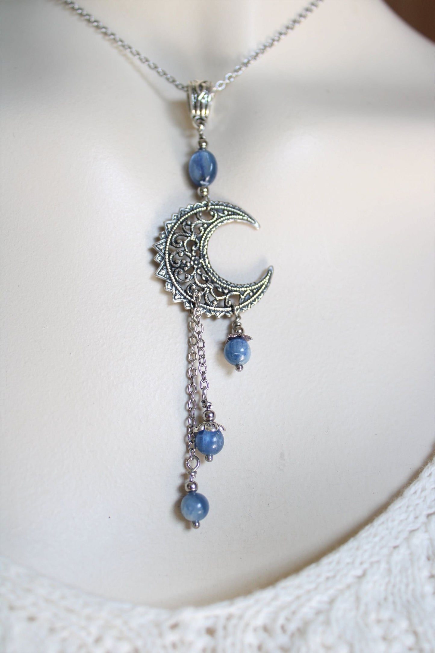 Collier avec disthène bleu et lune chaînette multipositions - Aurore Lune 