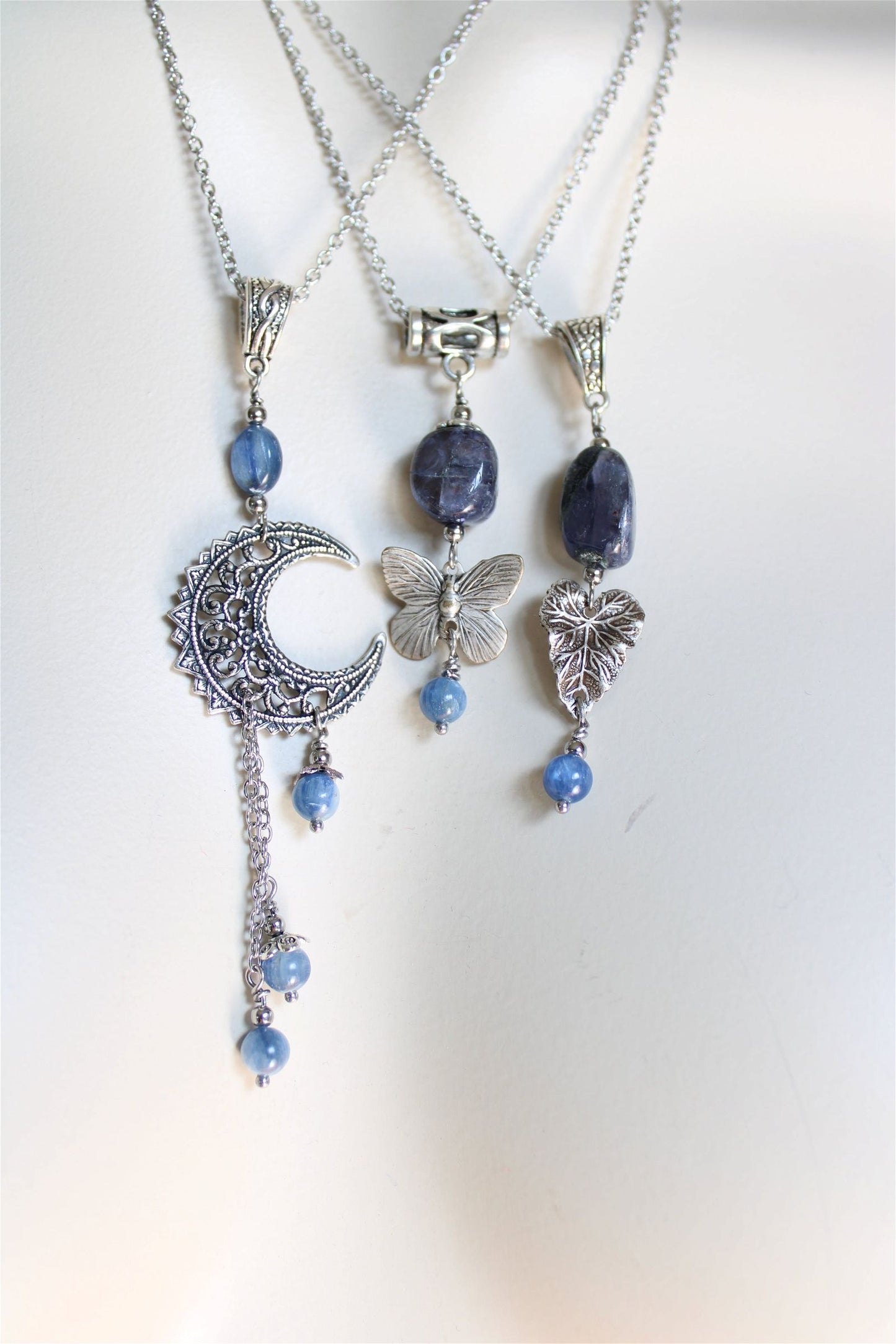 Collier avec disthène bleu et lune chaînette multipositions - Aurore Lune 