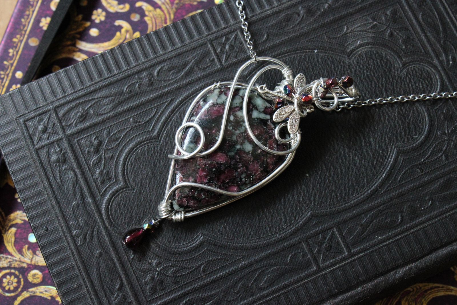 Collier avec eudialyte silver filled - Aurore Lune 