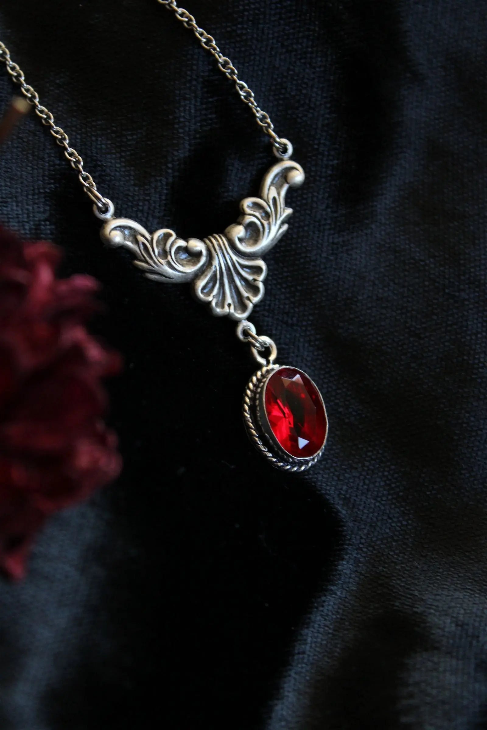 Collier avec fausse pierre rouge sang - Aurore Lune 
