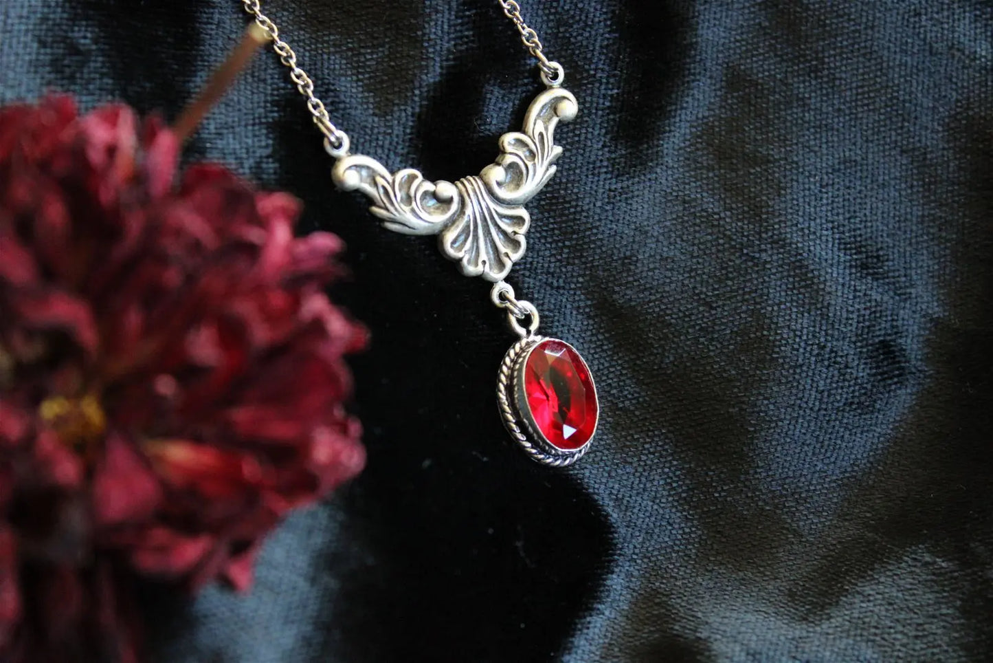 Collier avec fausse pierre rouge sang - Aurore Lune 