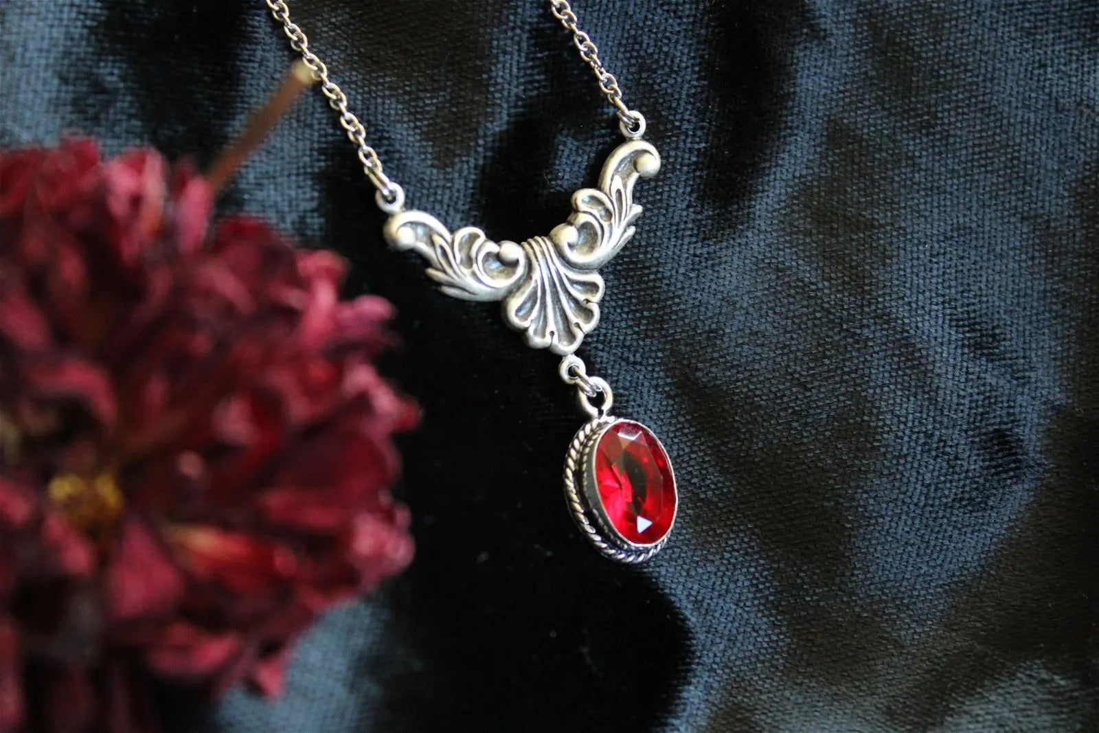 Collier avec fausse pierre rouge sang - Aurore Lune 