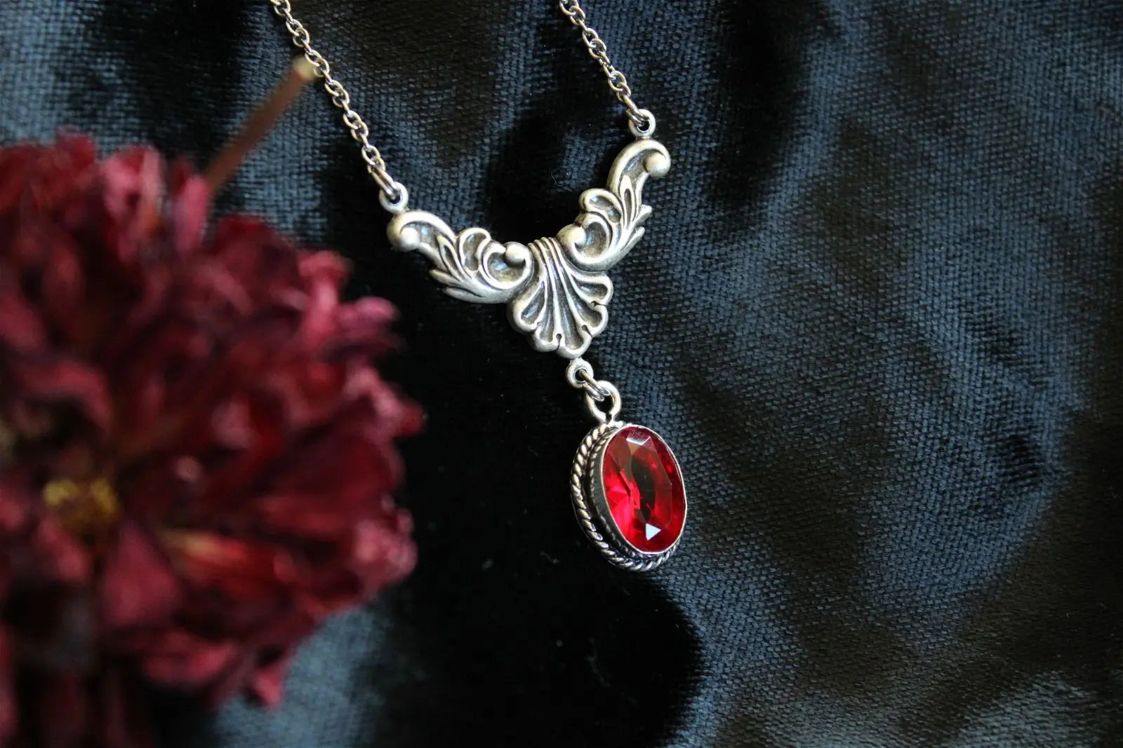 Collier avec fausse pierre rouge sang - Aurore Lune 