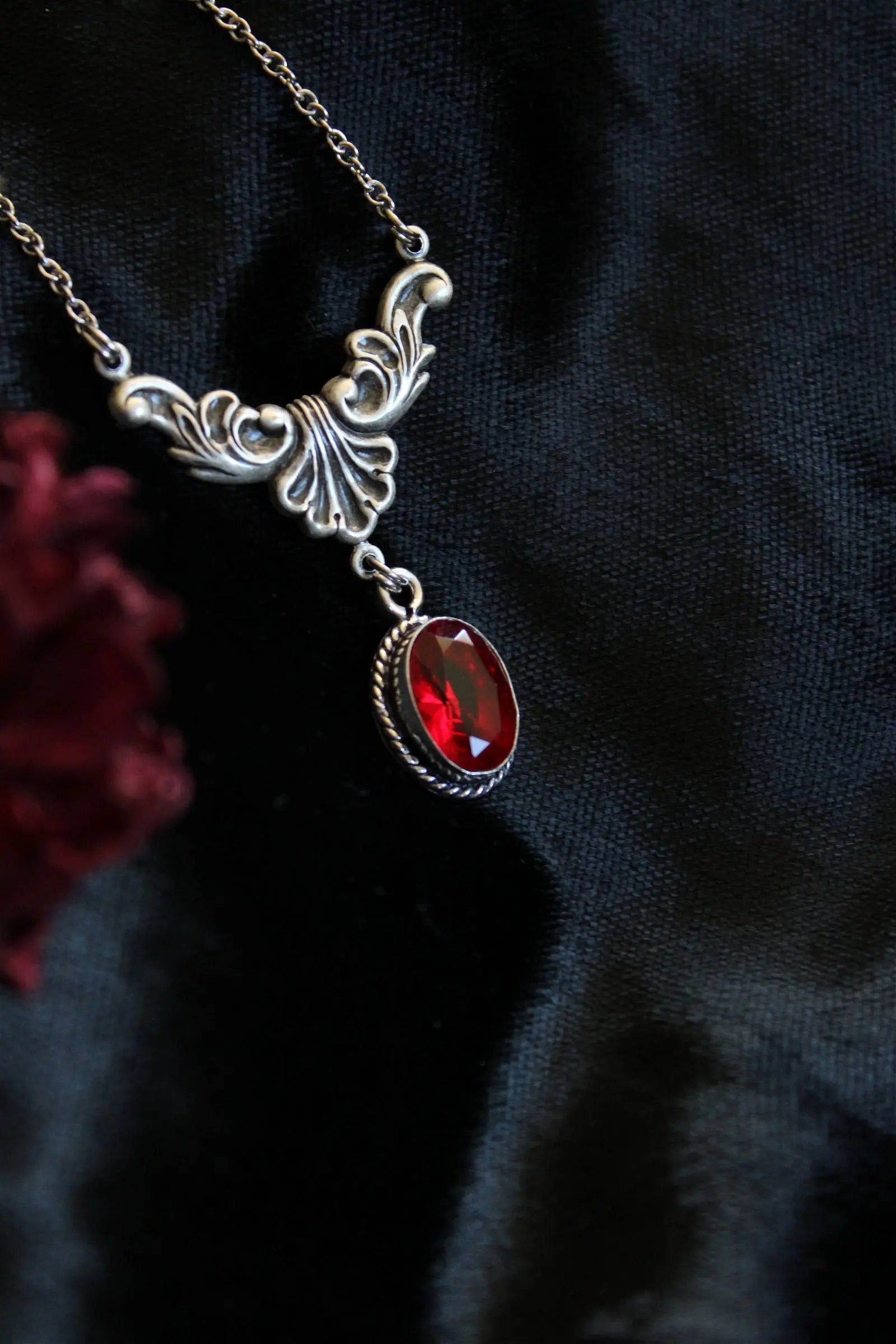 Collier avec fausse pierre rouge sang - Aurore Lune 