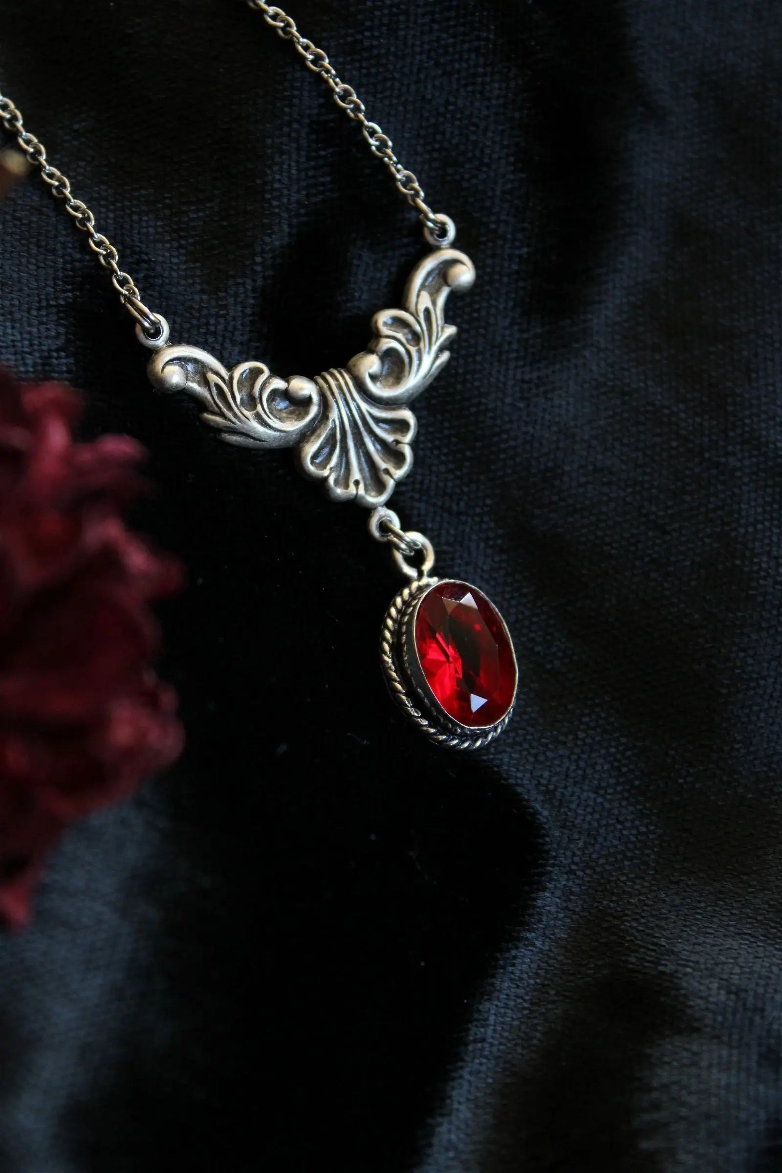 Collier avec fausse pierre rouge sang - Aurore Lune 