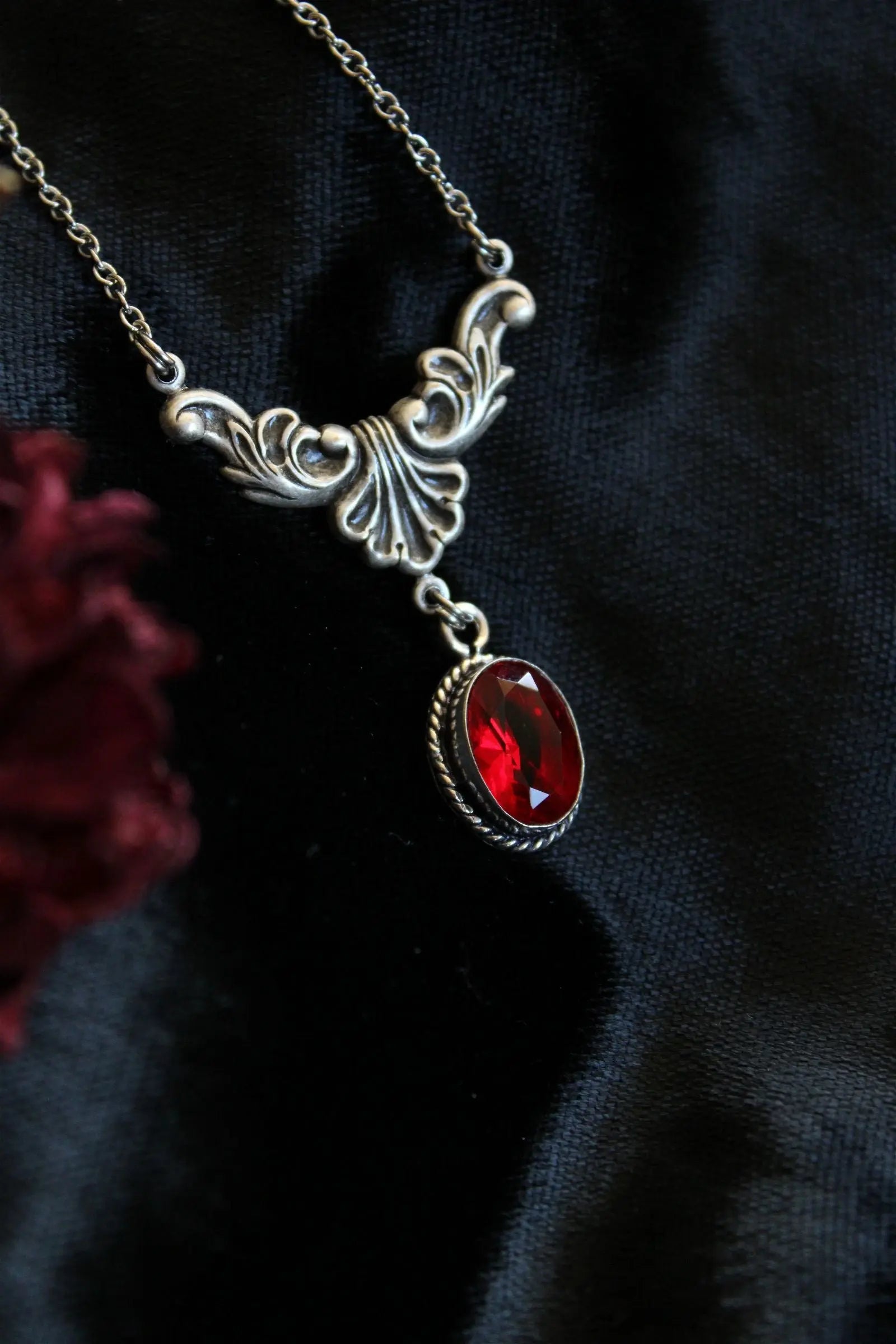 Collier avec fausse pierre rouge sang - Aurore Lune 