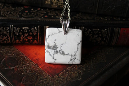Collier avec howlite carrée - Aurore Lune 