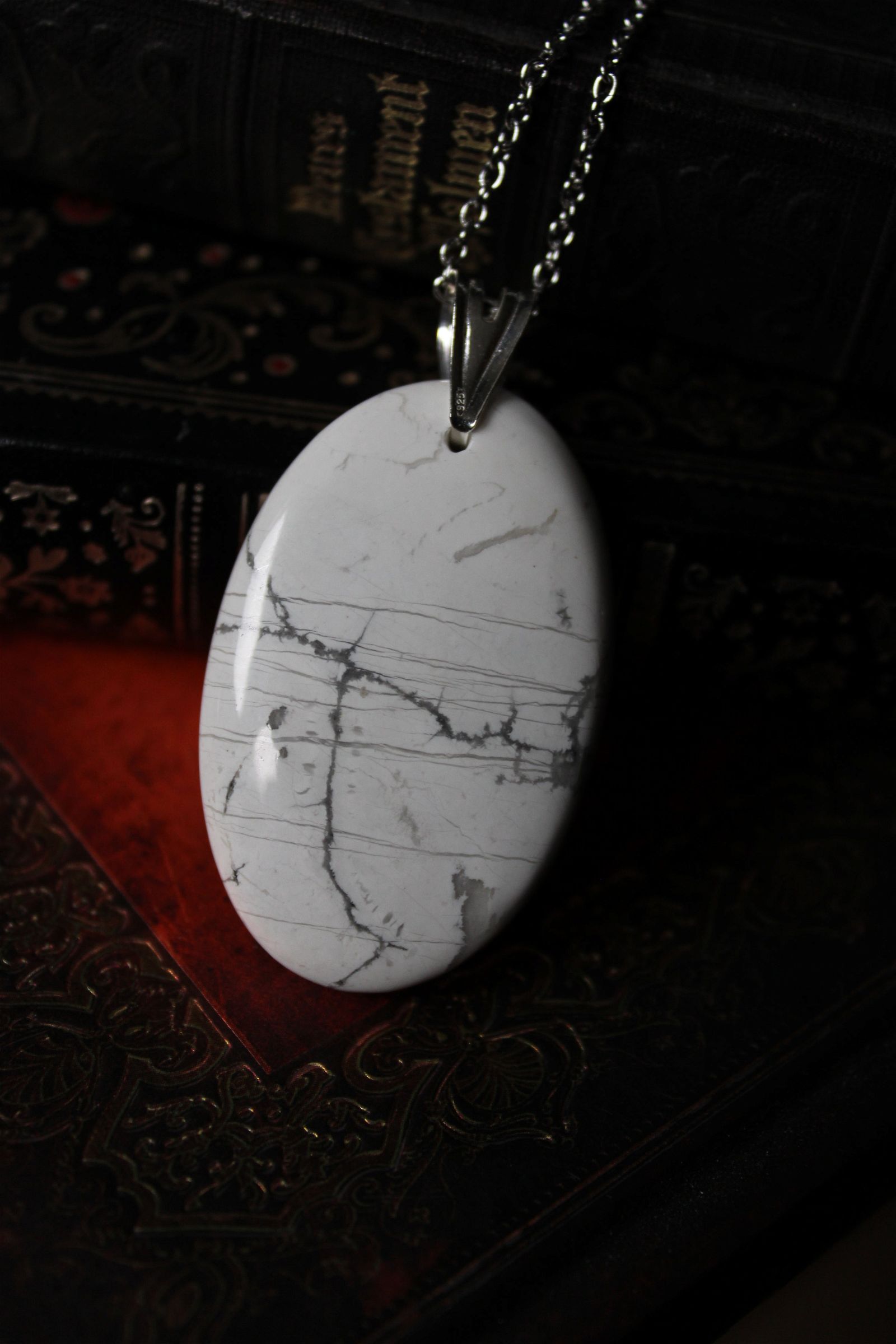 Collier avec howlite ovale - Aurore Lune 