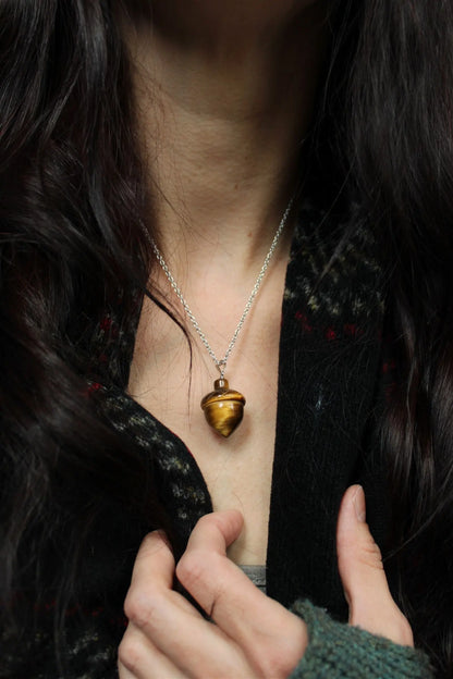 Collier avec  oeil de tigre gland de chêne - Aurore Lune 