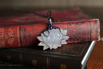 Collier avec pierre de lune lotus - Aurore Lune 