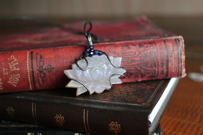 Collier avec pierre de lune lotus - Aurore Lune 