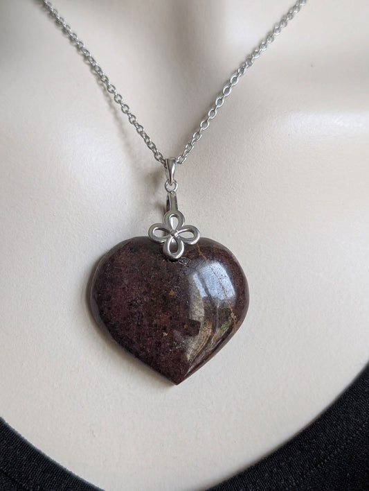 Collier coeur en grenat - Aurore Lune 