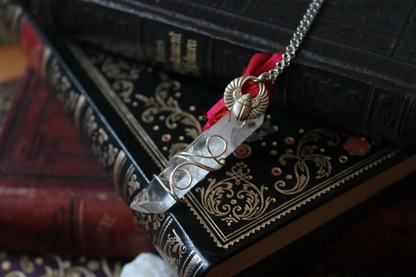 Collier cristal de roche "plastifié " en surface soie et scarabée - Aurore Lune 