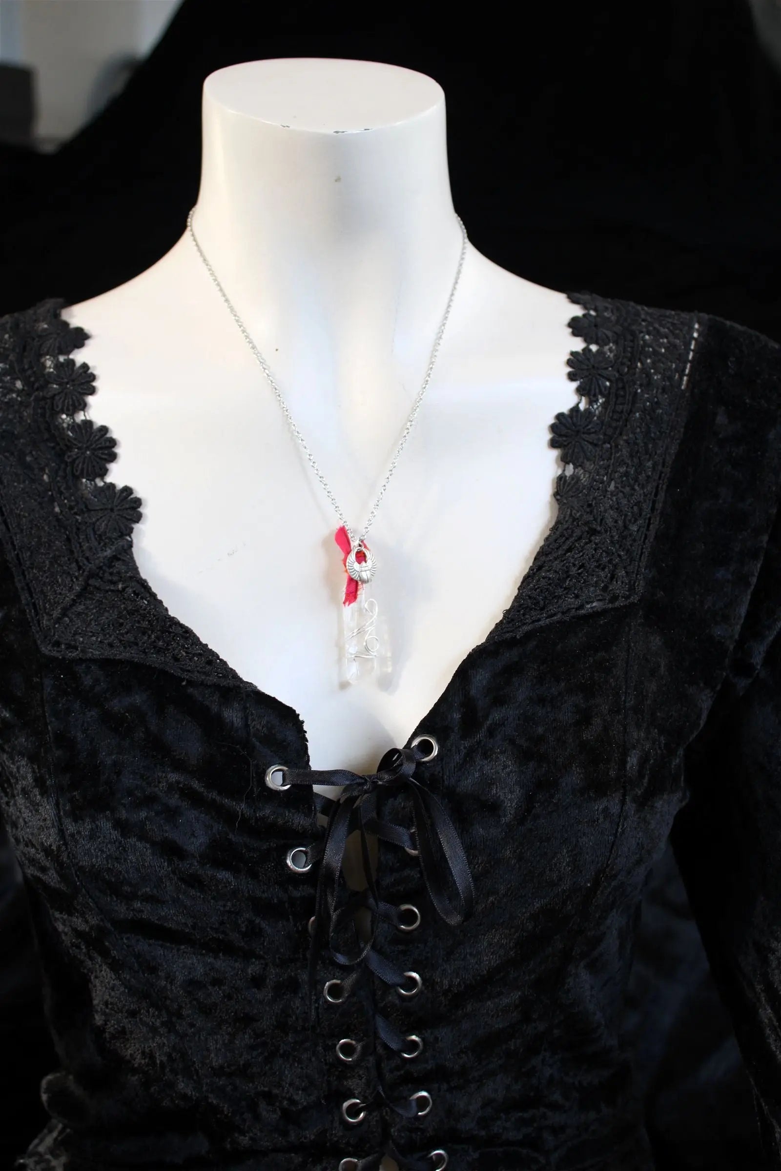 Collier cristal de roche "plastifié " en surface soie et scarabée - Aurore Lune 