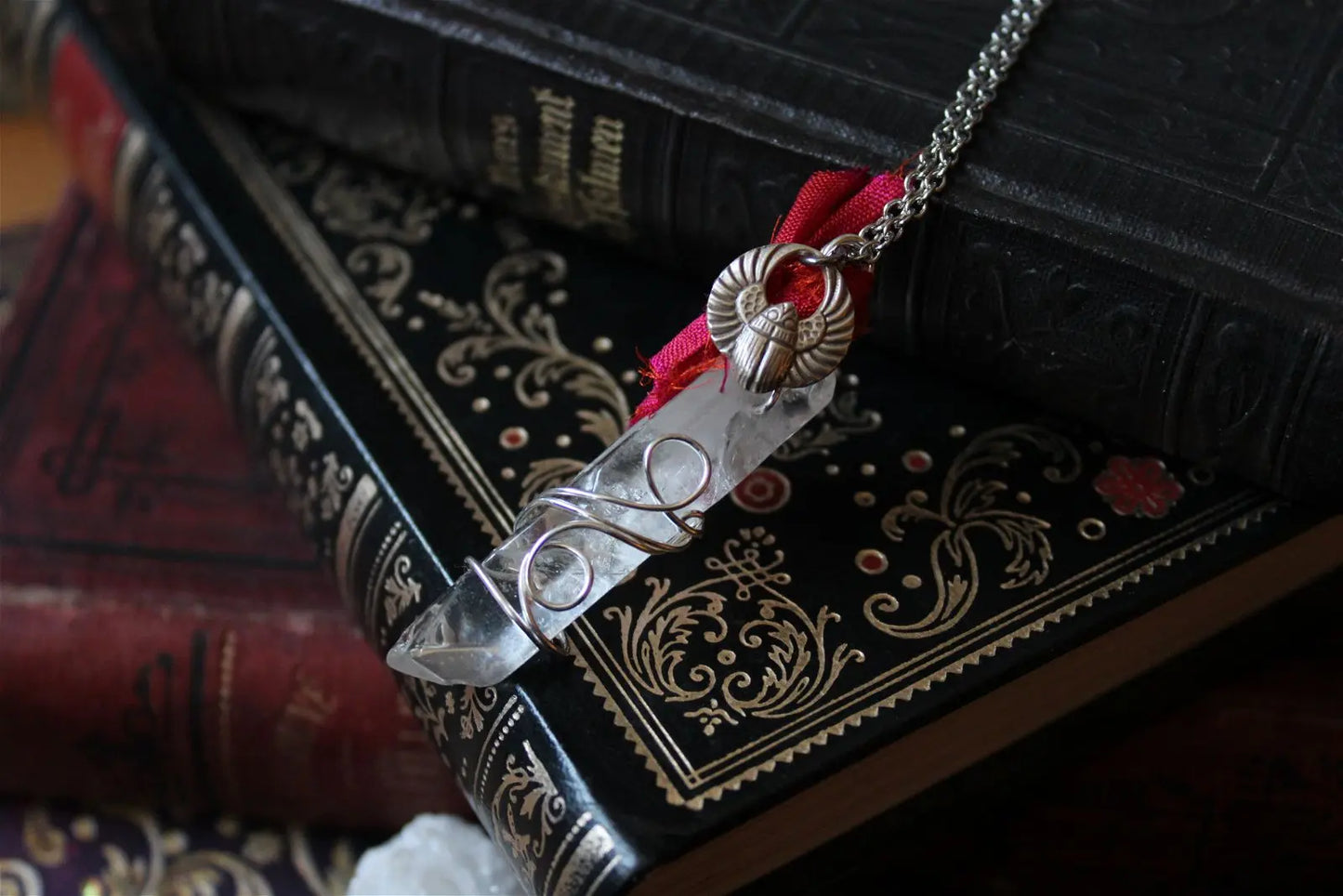 Collier cristal de roche "plastifié " en surface soie et scarabée - Aurore Lune 