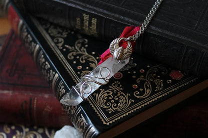 Collier cristal de roche "plastifié " en surface soie et scarabée - Aurore Lune 