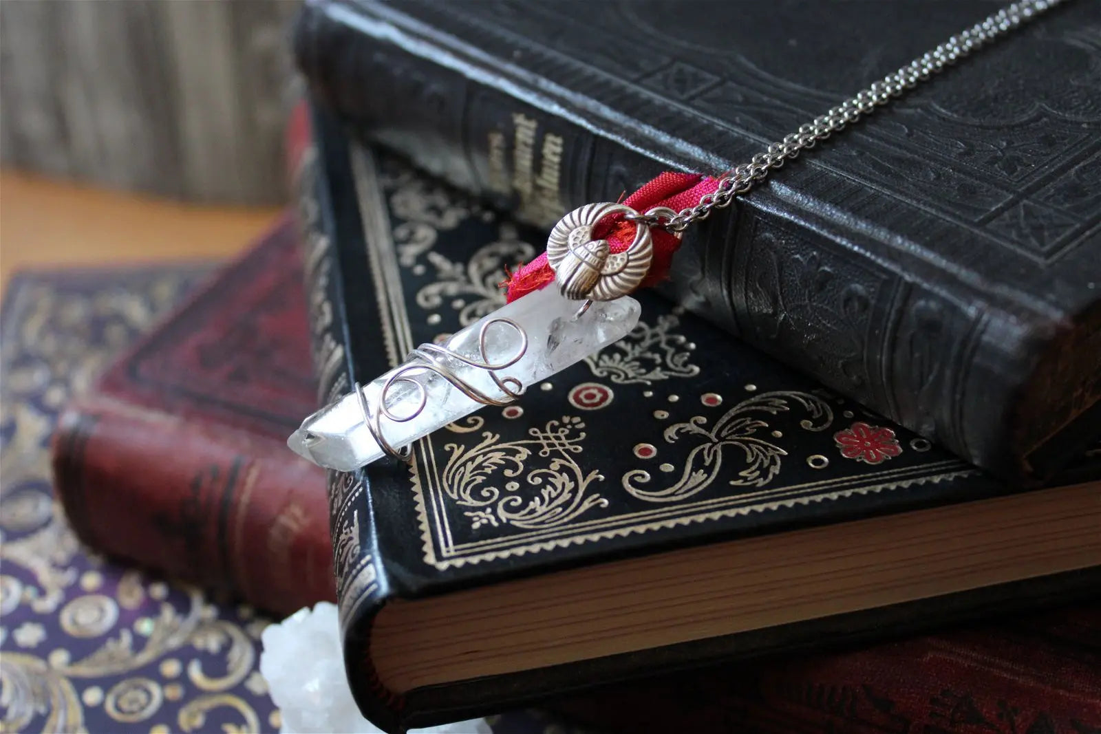 Collier cristal de roche "plastifié " en surface soie et scarabée - Aurore Lune 