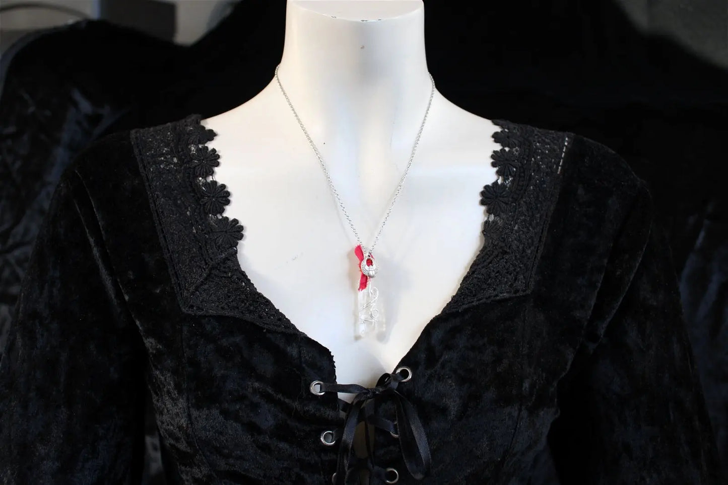 Collier cristal de roche "plastifié " en surface soie et scarabée - Aurore Lune 