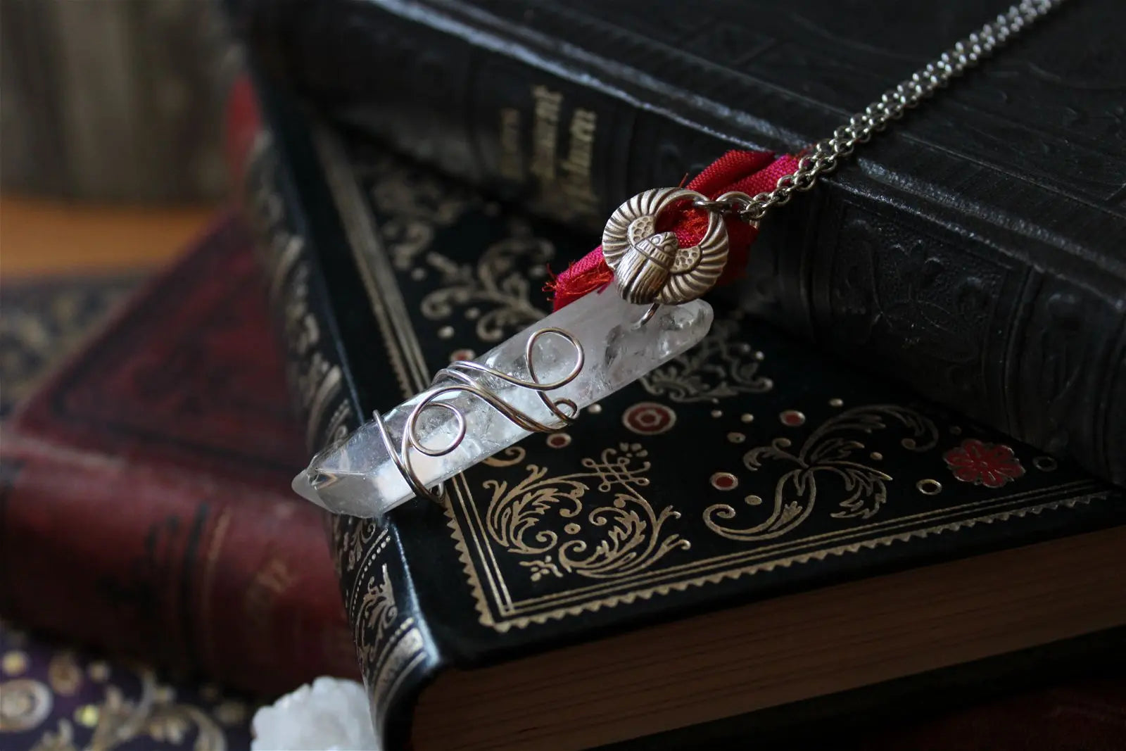 Collier cristal de roche "plastifié " en surface soie et scarabée - Aurore Lune 
