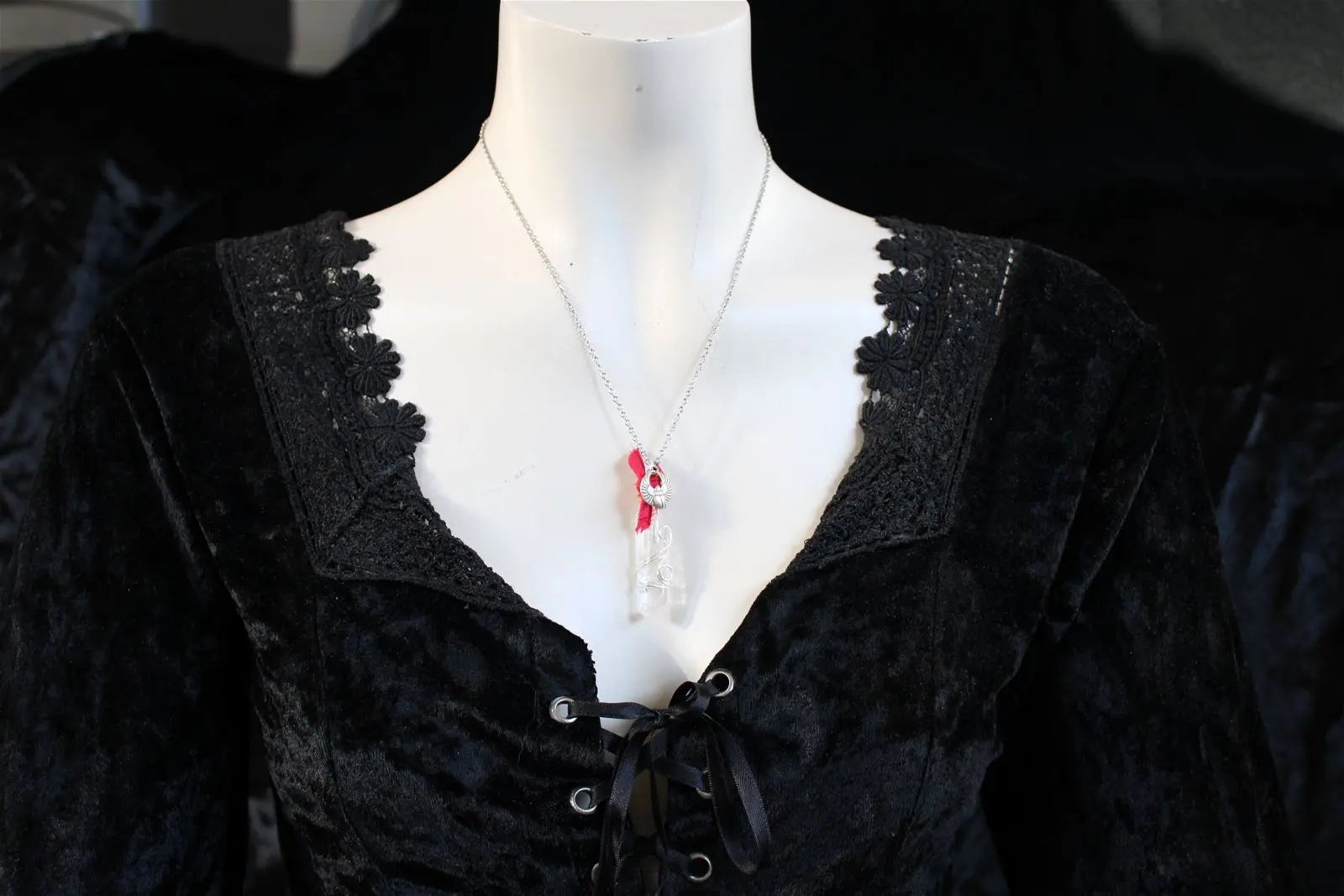 Collier cristal de roche "plastifié " en surface soie et scarabée - Aurore Lune 