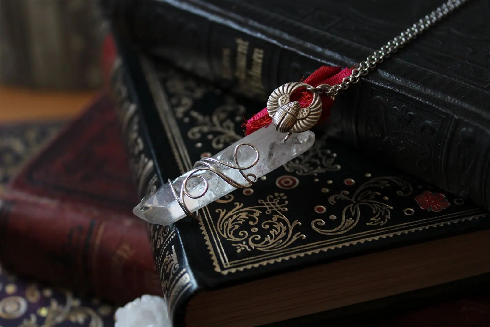 Collier cristal de roche "plastifié " en surface soie et scarabée - Aurore Lune 