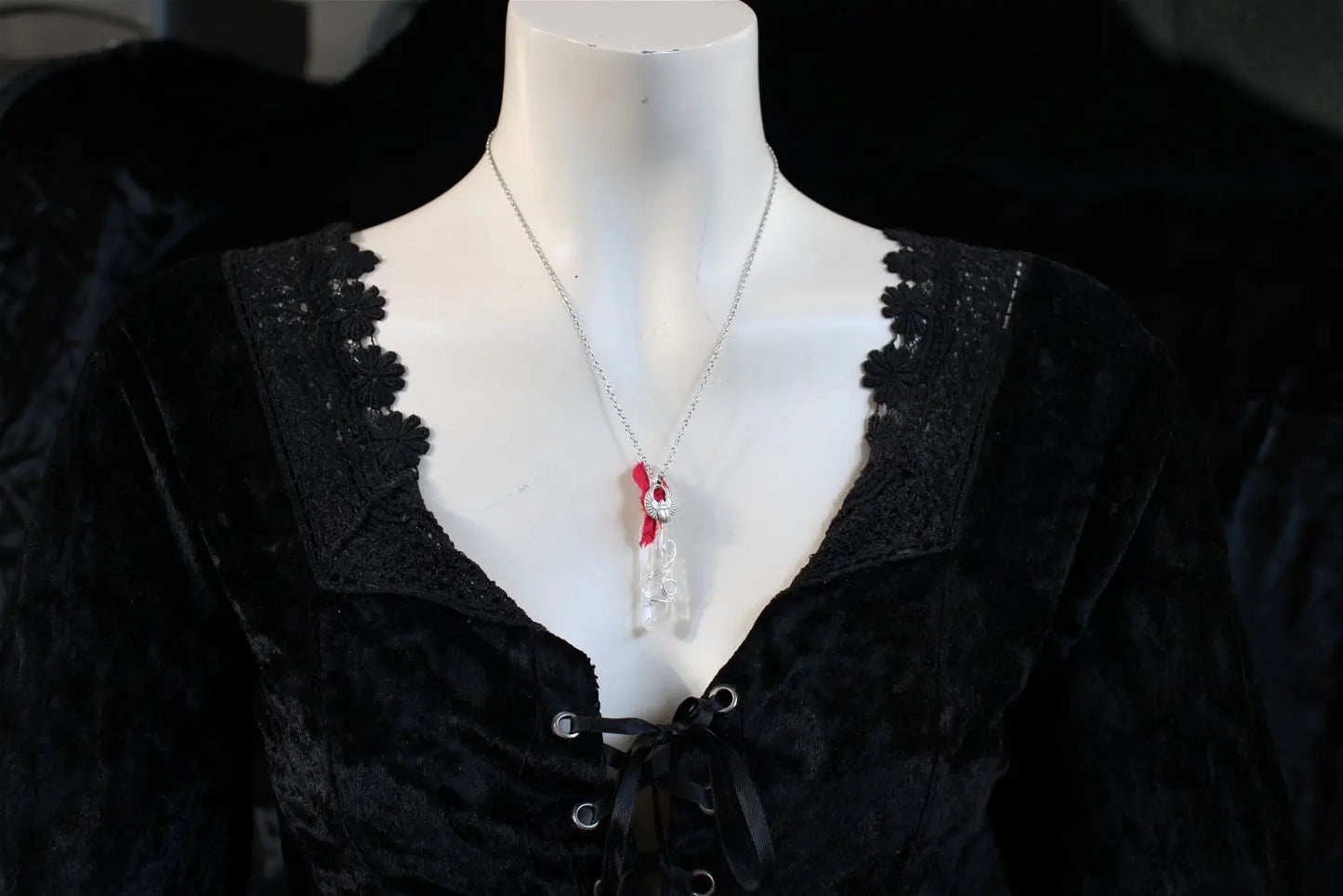 Collier cristal de roche "plastifié " en surface soie et scarabée - Aurore Lune 