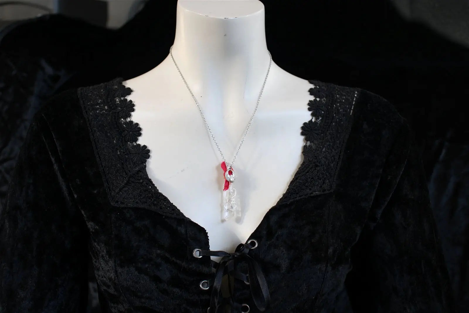 Collier cristal de roche "plastifié " en surface soie et scarabée - Aurore Lune 
