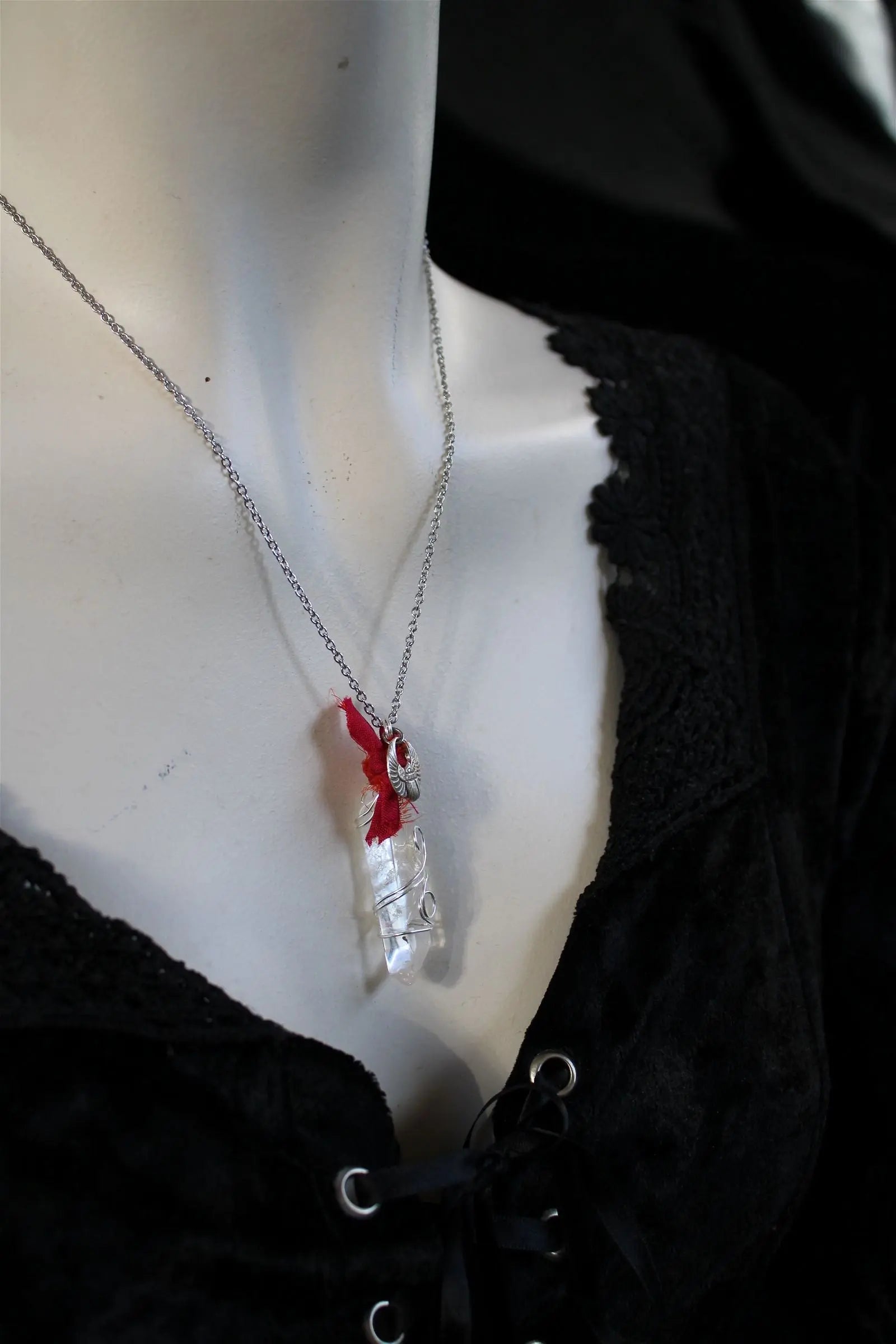 Collier cristal de roche "plastifié " en surface soie et scarabée - Aurore Lune 