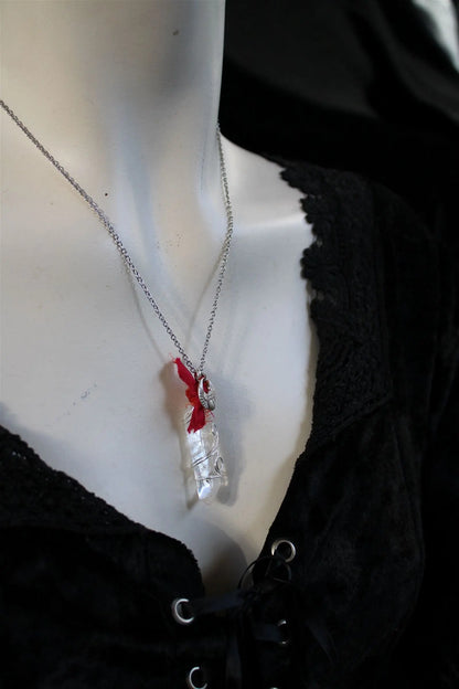 Collier cristal de roche "plastifié " en surface soie et scarabée - Aurore Lune 