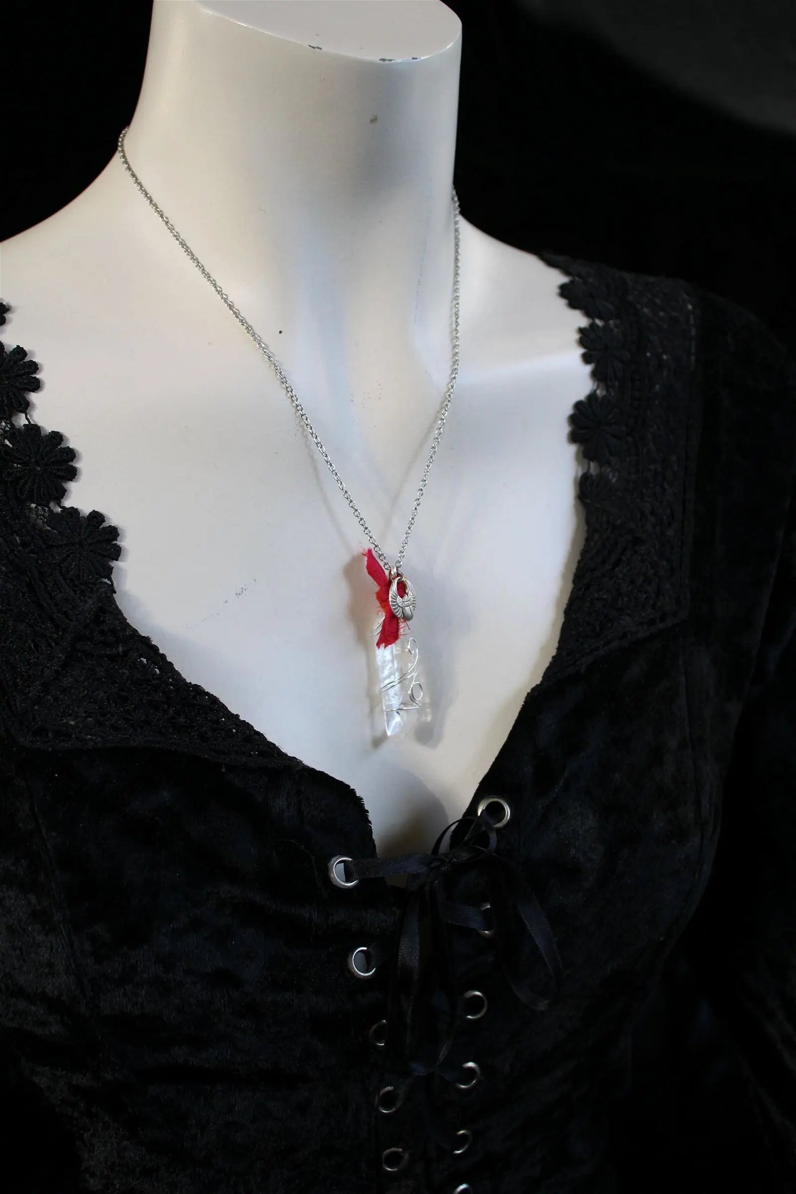 Collier cristal de roche "plastifié " en surface soie et scarabée - Aurore Lune 