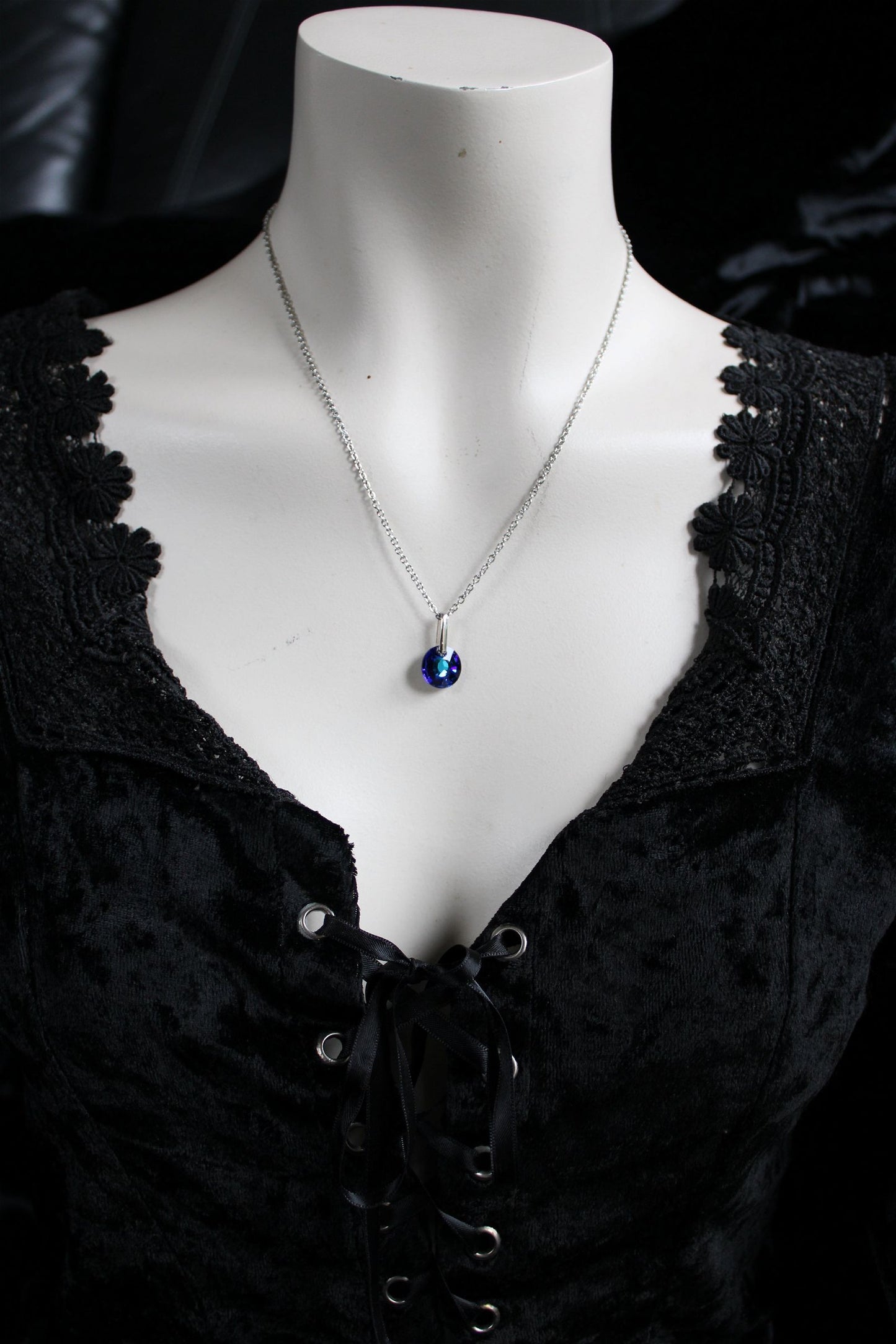 Collier décoré SWAROVSKI bleu nuit - Aurore Lune 