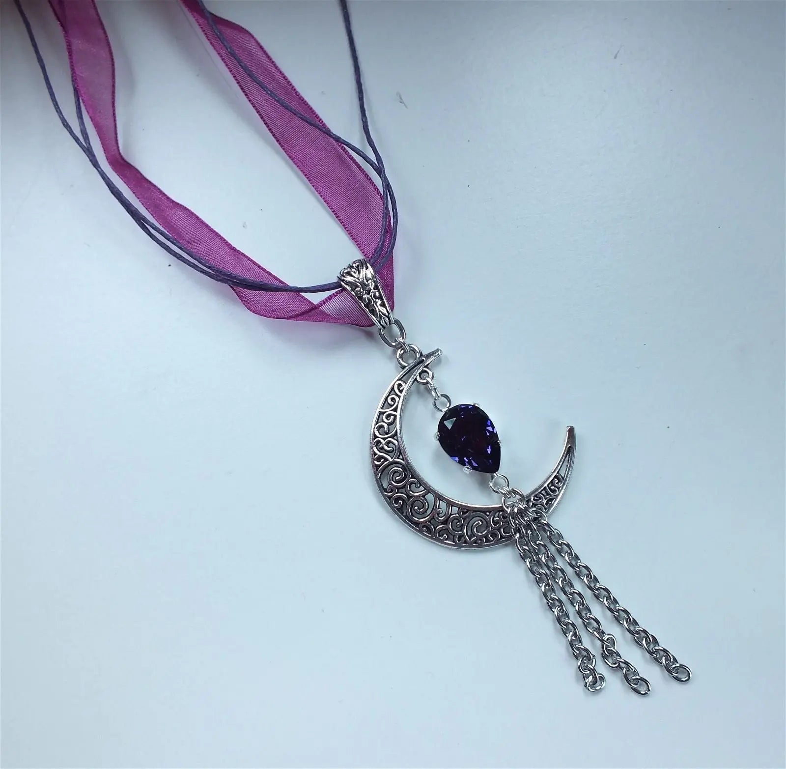 Collier décoré d'un swarovski original violet et belle Lune en filigrane, cordon violet multifils ou chaîne en acier inoxydable - Aurore Lune 