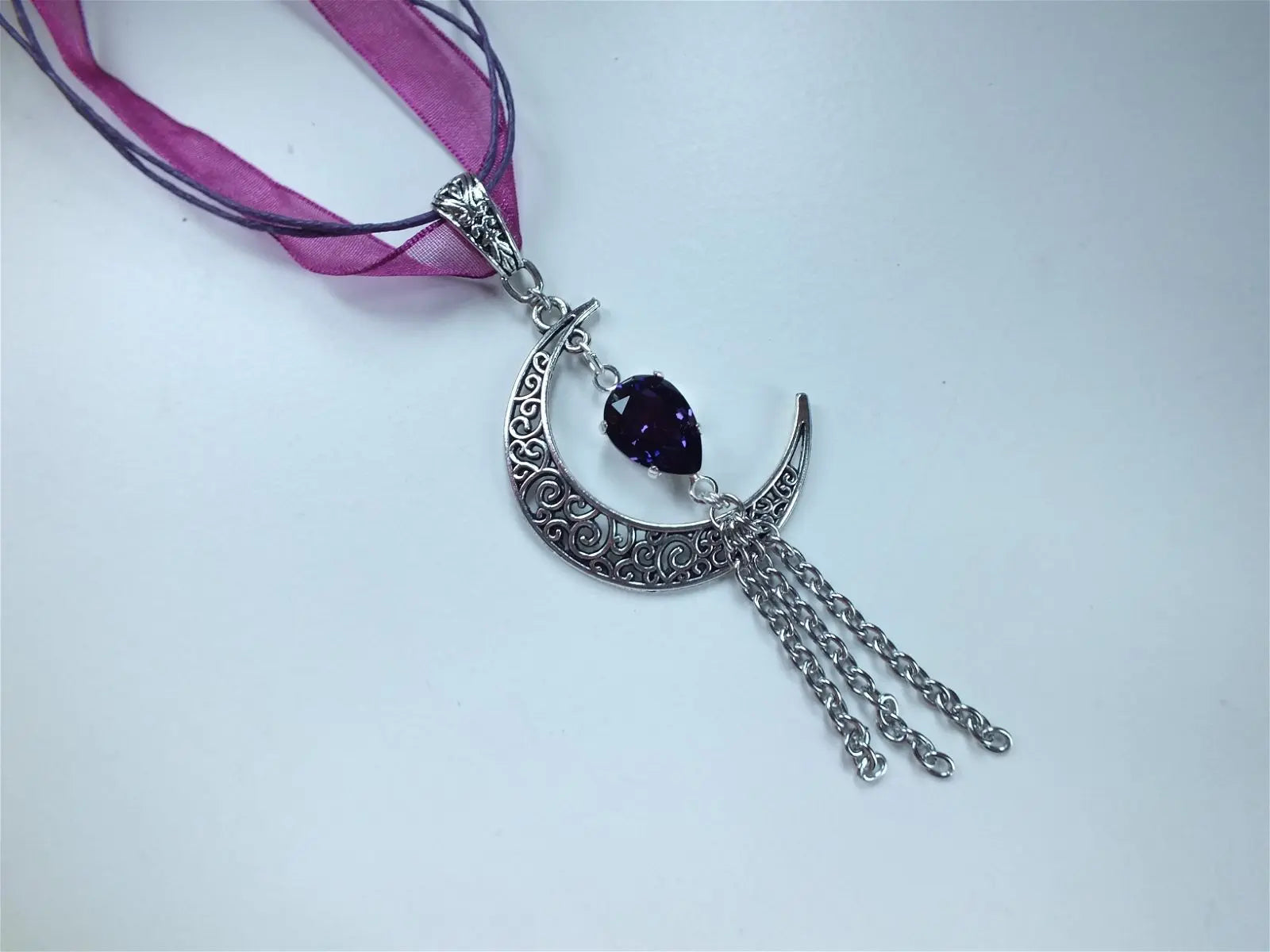 Collier décoré d'un swarovski original violet et belle Lune en filigrane, cordon violet multifils ou chaîne en acier inoxydable - Aurore Lune 