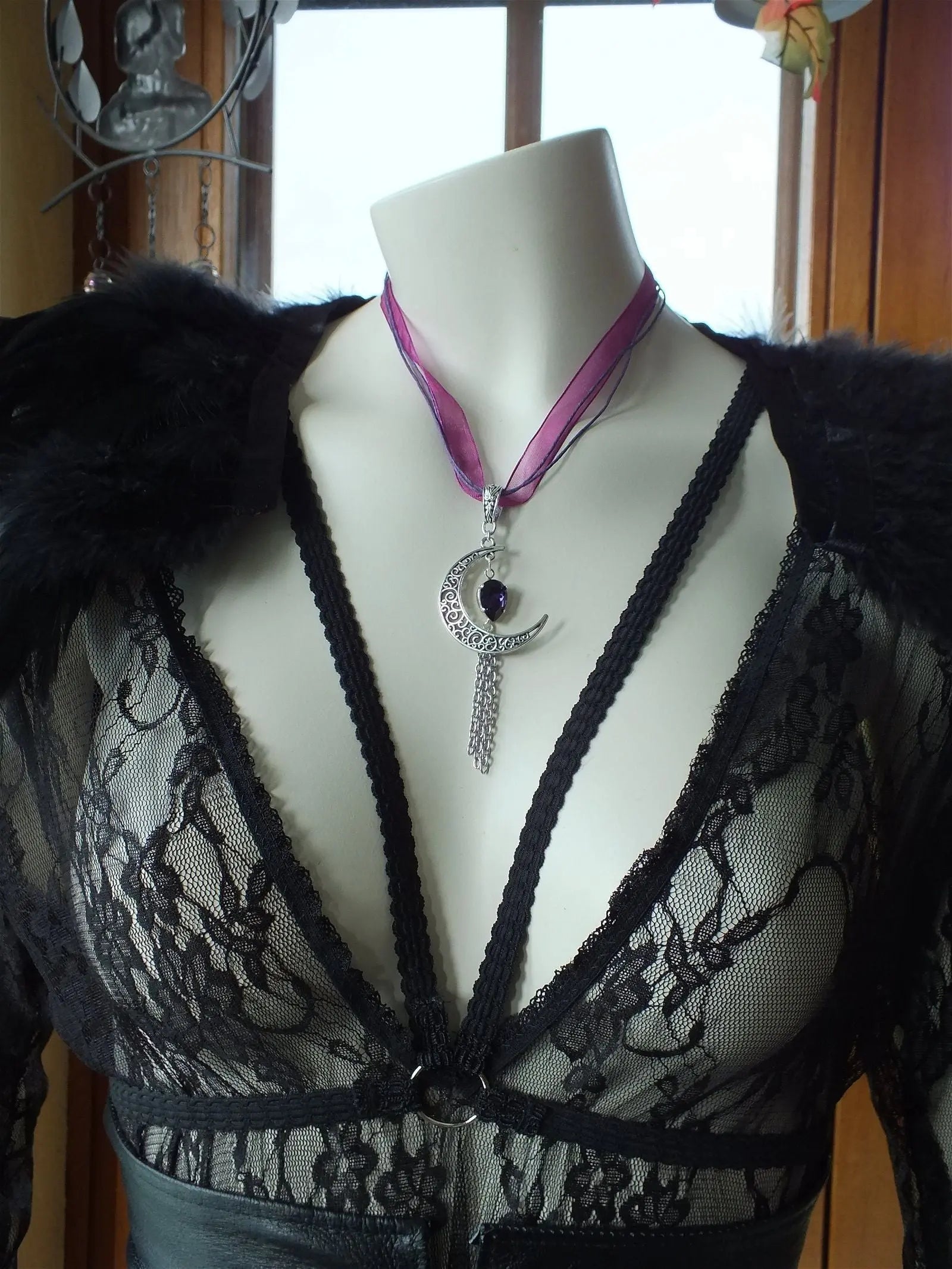Collier décoré d'un swarovski original violet et belle Lune en filigrane, cordon violet multifils ou chaîne en acier inoxydable - Aurore Lune 