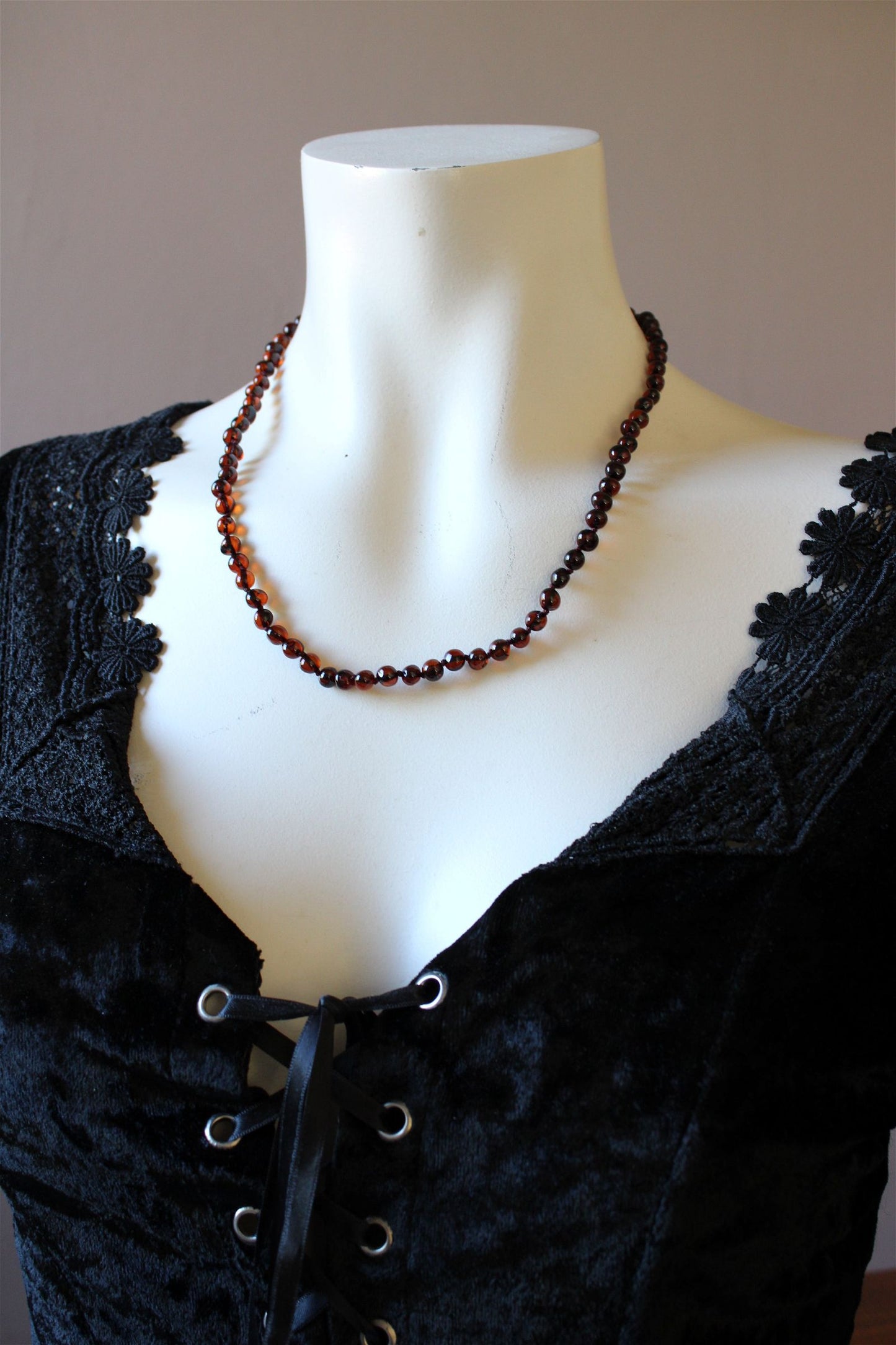 Collier en ambre cerise noire 50 cm - Lituanie - Aurore Lune 