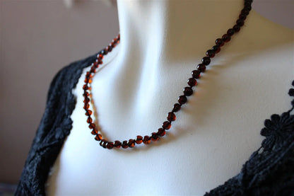 Collier en ambre cerise noire 50 cm - Lituanie - Aurore Lune 