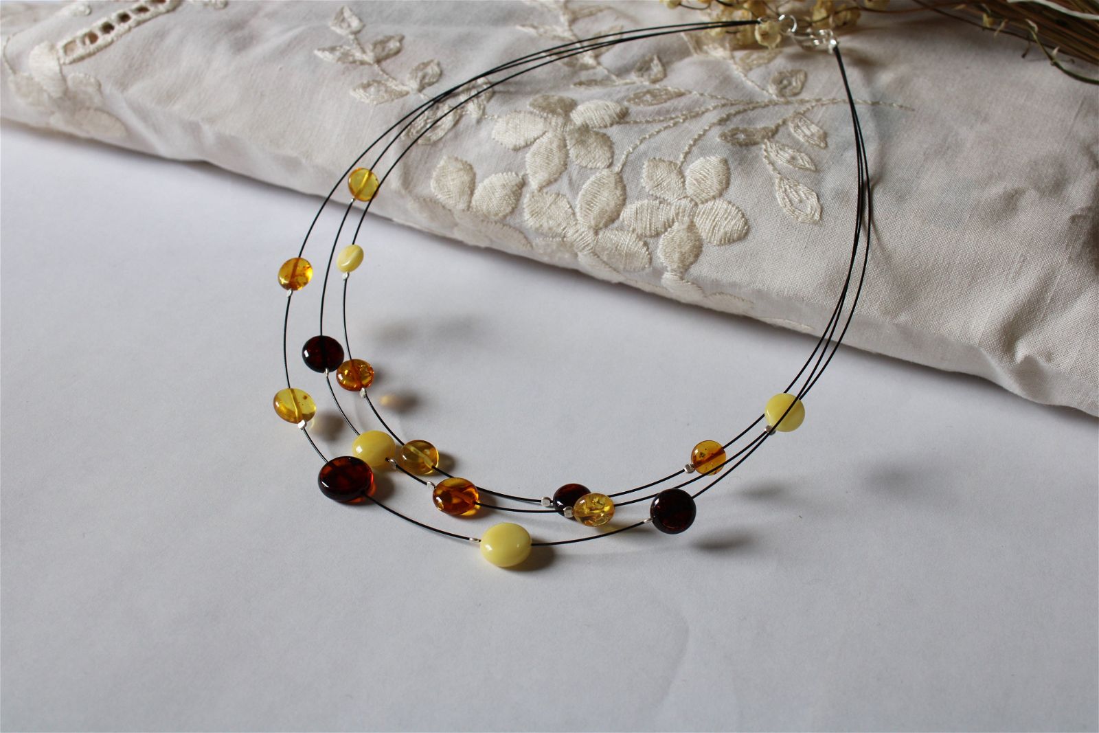Collier en ambre certifié sur fil câblé 45cm - Lituanie - Aurore Lune 