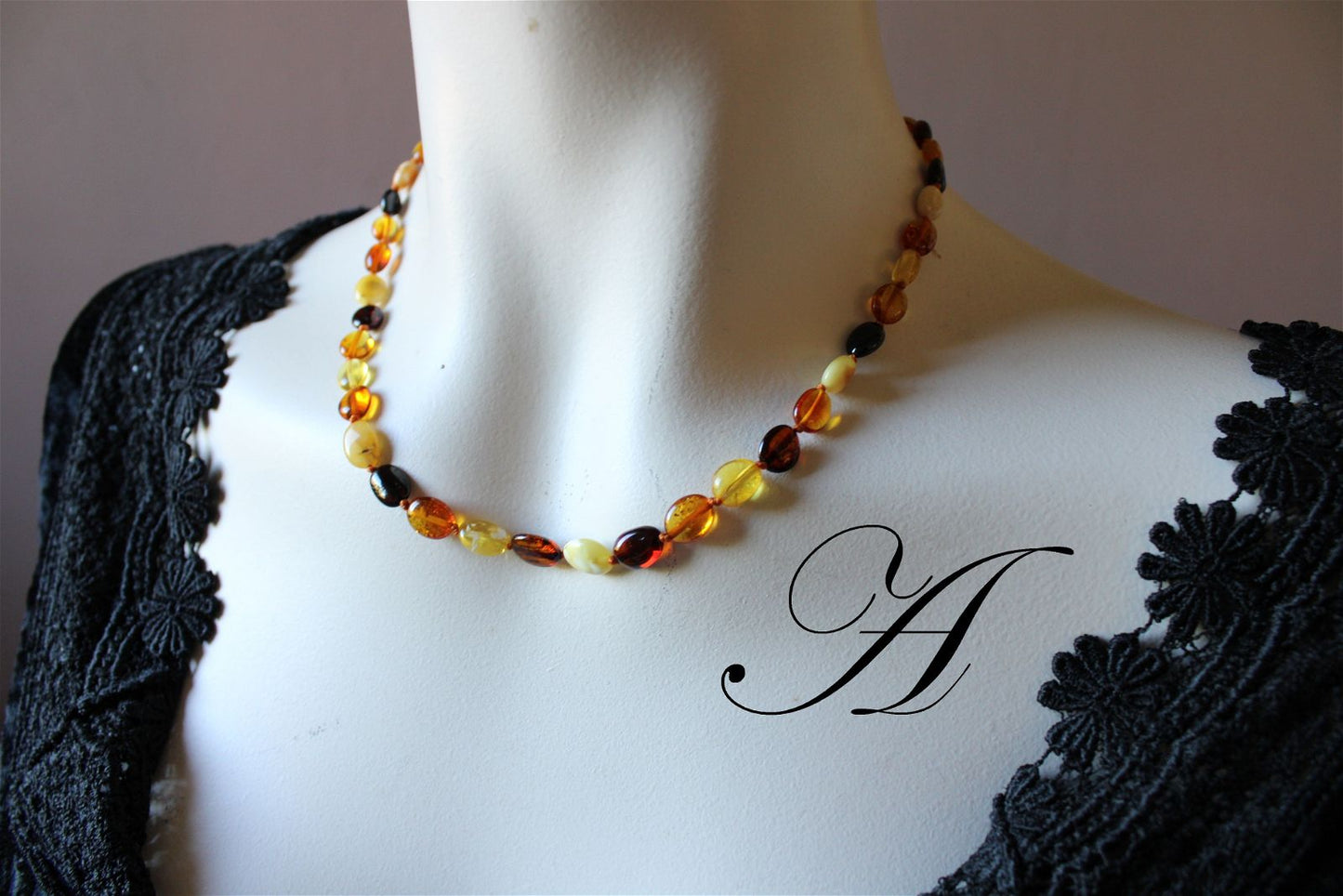 Collier en ambre plat multicolore 43-45 cm - Lituanie - Aurore Lune 