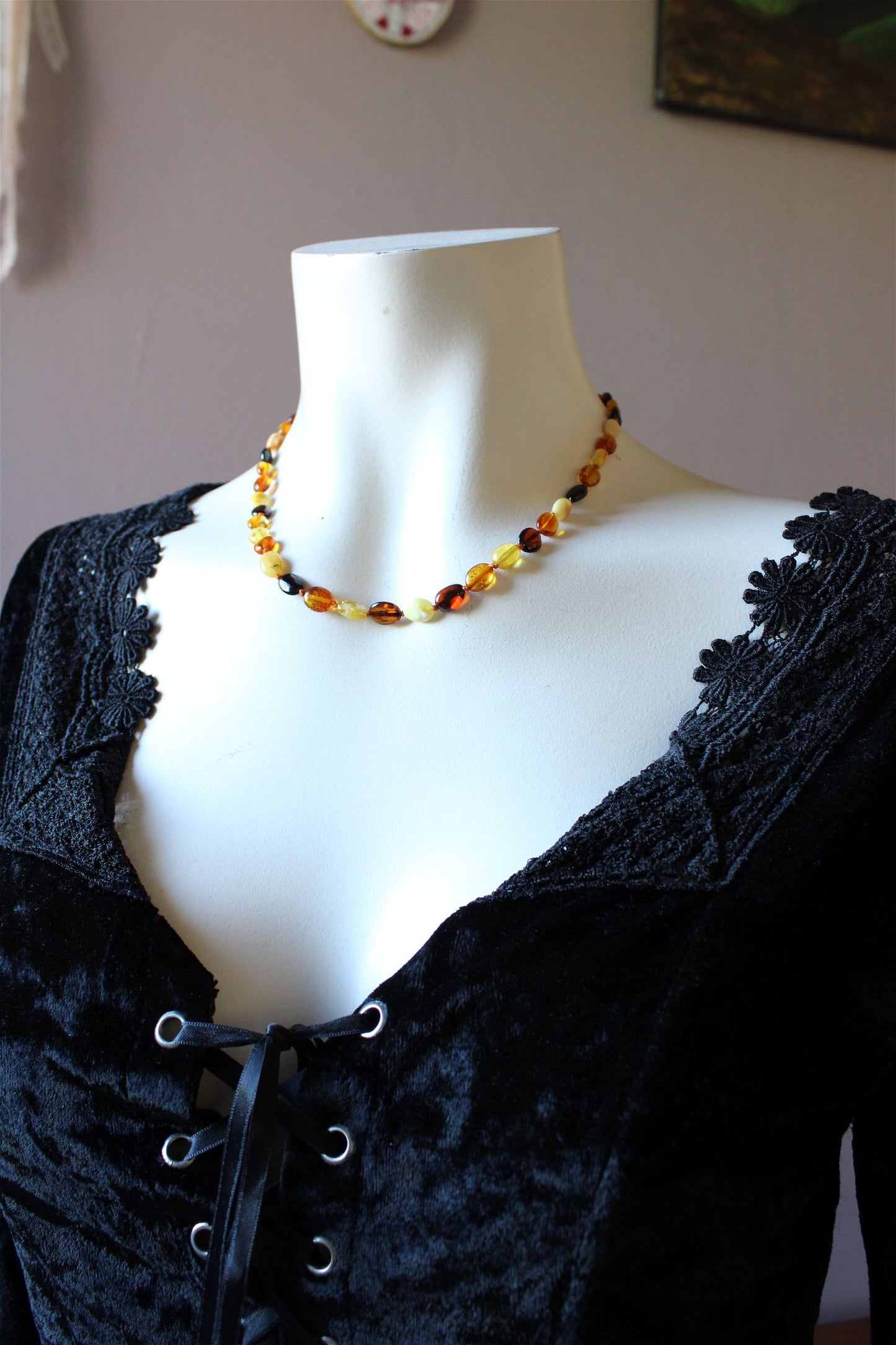 Collier en ambre plat multicolore 43-45 cm - Lituanie - Aurore Lune 