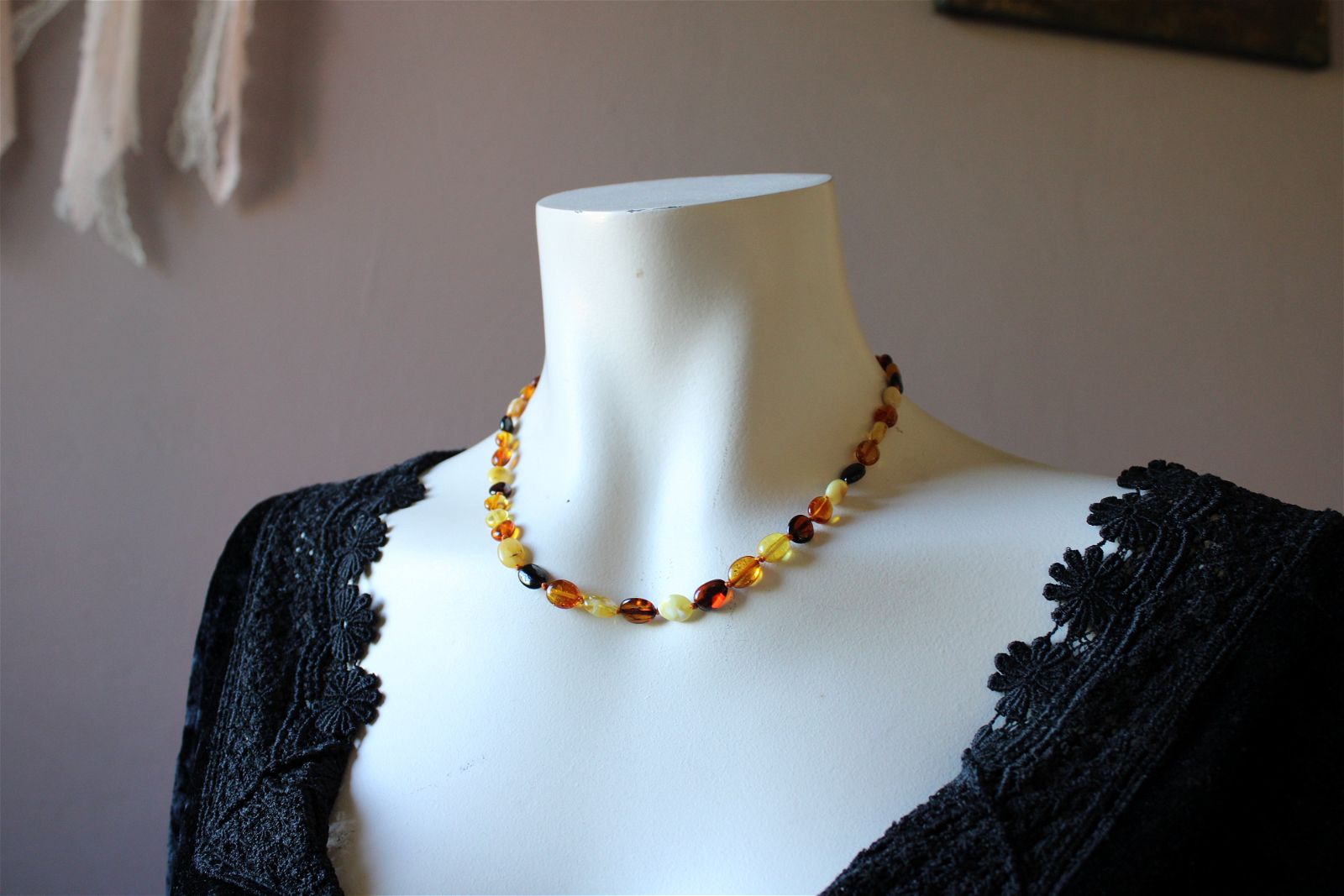 Collier en ambre plat multicolore 43-45 cm - Lituanie - Aurore Lune 