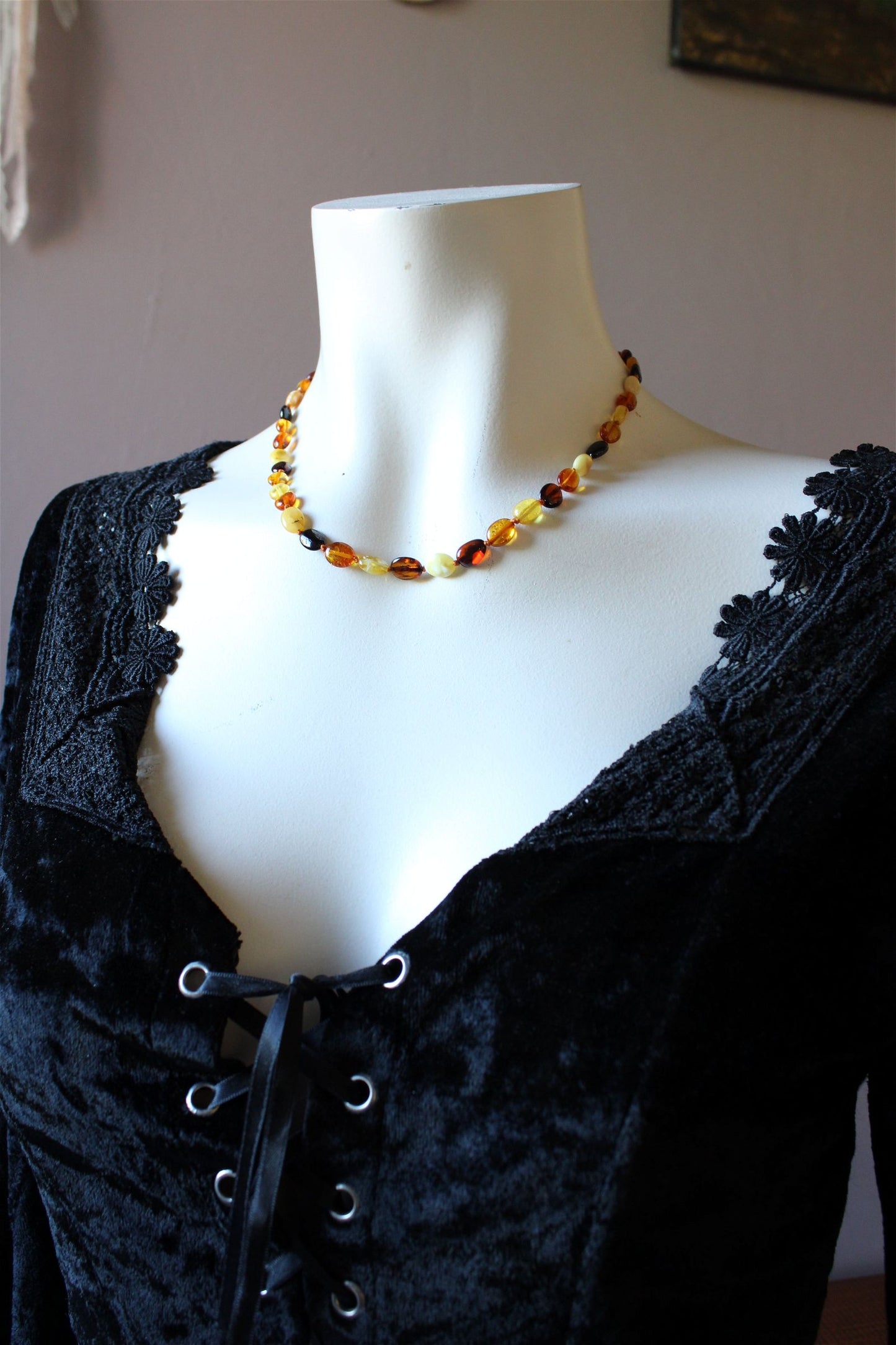 Collier en ambre plat multicolore 43-45 cm - Lituanie - Aurore Lune 