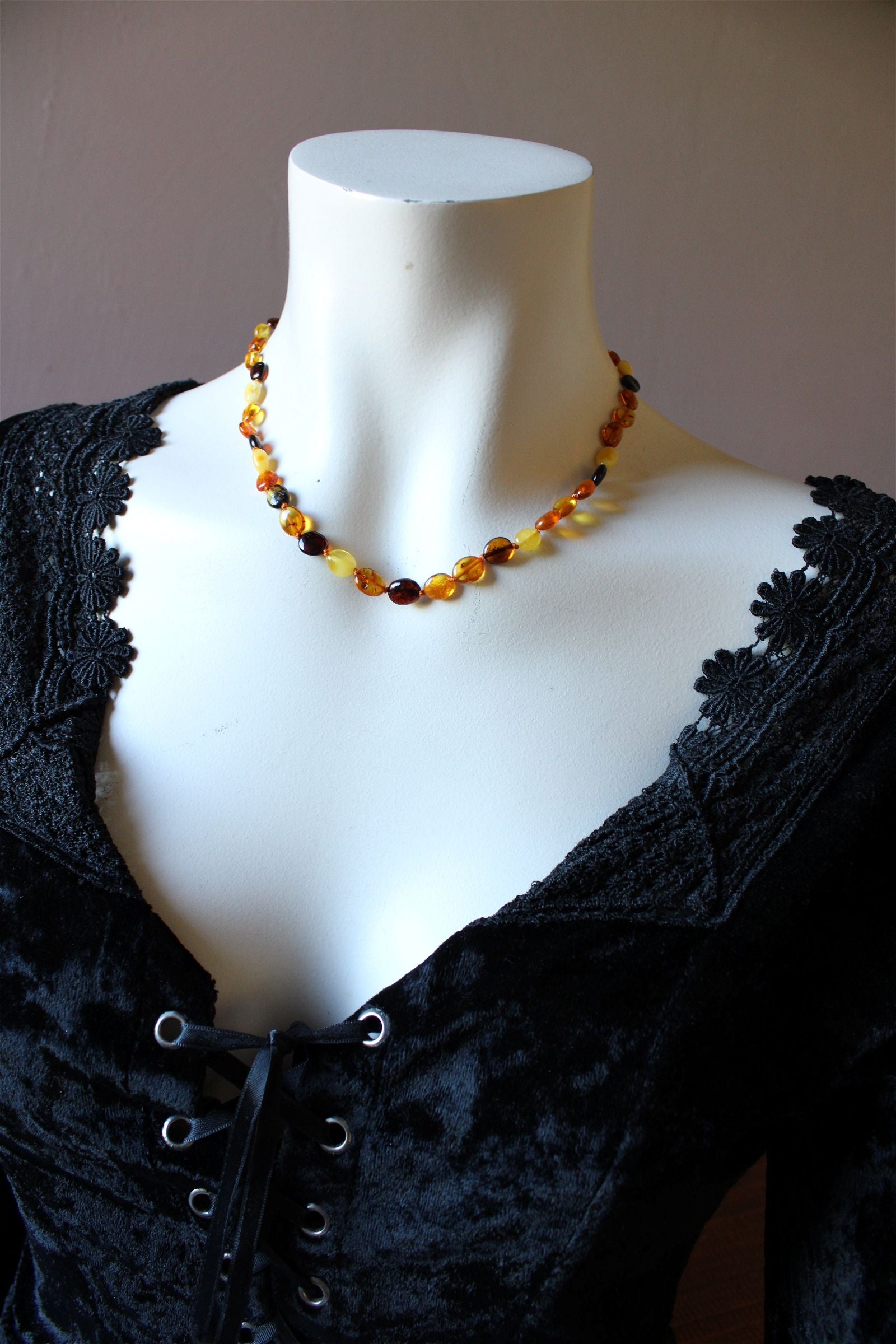 Collier en ambre plat multicolore 43-45 cm - Lituanie - Aurore Lune 